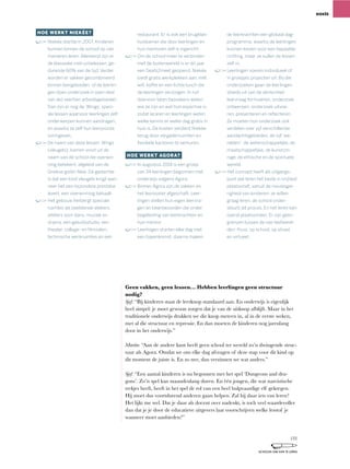 Geen vakken, geen lessen... Hebben leerlingen geen structuur
nodig?
Sjef:	“Bij	kinderen	staat	de	leerknop	standaard	aan.	En	onderwijs	is	eigenlijk	
heel	simpel:	je	moet	gewoon	zorgen	dat	je	van	de	uitknop	afblijft.	Maar	in	het	
traditionele	onderwijs	drukken	we	die	knop	meteen	in,	al	in	de	eerste	weken,	
met al die structuur en repressie. En dan moeten de kinderen nog jarenlang
door in het onderwijs.”
Martin:	“Aan	de	andere	kant	heeft	geen	school	ter	wereld	zo’n	dwingende	struc-
tuur als Agora. Omdat we ons elke dag afvragen of deze stap voor dit kind op
dit	moment	de	juiste	is.	En	zo	nee,	dan	verzinnen	we	wat	anders.”
Sjef:	“Een	aantal	kinderen	is	nu	begonnen	met	het	spel	‘Dungeons	and	dra-
gons’.	Zo’n	spel	kan	maandenlang	duren.	En	één	jongen,	die	wat	narcistische	
trekjes	heeft,	heeft	in	het	spel	de	rol	van	een	heel	hulpvaardige	elf	gekregen.	
Hij moet dus voortdurend anderen gaan helpen. Zal hij daar iets van leren?
Het	lijkt	me	wel.	Dat	je	daar	als	docent	over	nadenkt,	is	toch	veel	waardevoller	
dan dat je je door de educatieve uitgevers laat voorschrijven welke lesstof je
wanneer moet aanbieden?”
HOE WERKT NIEKÉE?
Niekée startte in 2007. Kinderen
kunnen binnen de school op vier
manieren leren. Allereerst zijn er
de klassieke instructielessen, ge-
durende 60% van de tijd. Verder
worden er vakken gecombineerd
binnen leergebieden, of de leerlin-
gen doen onderzoek in (een deel
van de) veertien arbeidsgebieden.
Dan zijn er nog de ‘Wings’, speci-
ale lessen waarvoor leerlingen zelf
onderwerpen kunnen aandragen,
en waarbij ze zelf hun leerproces
vormgeven.
De naam van deze lessen, Wings
(vleugels), komen voort uit de
naam van de school die overwin-
ning betekent, afgeleid van de
Griekse godin Nikè. De gedachte
is dat een kind vleugels krijgt wan-
neer het een bijzondere prestatie
levert, een overwinning behaalt.
Het gebouw herbergt speciale
ruimtes als beeldende ateliers,
ateliers voor dans, muziek en
drama, een geluidsstudio, een
theater, college- en ﬁlmzalen,
technische werkruimtes en een
restaurant. Er is ook een brugklas-
huiskamer die door leerlingen en
hun mentoren zelf is ingericht.
Om de school meer te verbinden
met de buitenwereld is er dit jaar
een Seats2meet geopend. Niekée
biedt gratis werkplekken aan, mét
wiﬁ, koffie en een lichte lunch die
de leerlingen verzorgen. In ruil
daarvoor laten bezoekers weten
wie ze zijn en wat hun expertise is,
zodat leraren en leerlingen weten
welke kennis er welke dag gratis in
huis is. De kosten verdient Niekée
terug door vergaderruimten en
ﬂexibele kantoren te verhuren.
HOE WERKT AGORA?
In augustus 2014 is een groep
van 34 leerlingen begonnen met
onderwijs volgens Agora.
Binnen Agora zijn de vakken en
het lesrooster afgeschaft. Leer-
lingen stellen hun eigen leervra-
gen en beantwoorden die onder
begeleiding van leerkrachten en
hun mentor.
Leerlingen starten elke dag met
een bijeenkomst, daarna maken
de leerkrachten een globaal dag-
programma, waarbij de leerlingen
kunnen kiezen voor een bepaalde
richting, maar ze vullen de lessen
zelf in.
Leerlingen voeren individueel of
in groepjes projecten uit. Bij die
onderzoeken gaan de leerlingen
steeds uit van de denkcirkel:
leervraag formuleren, onderzoek
ontwerpen, onderzoek uitvoe-
ren, presenteren en reﬂecteren.
Ze moeten hun onderzoek ook
verdelen over vijf verschillende
aandachtsgebieden, de vijf ‘we-
relden’: de wetenschappelijke, de
maatschappelijke, de kunstzin-
nige, de ethische en de spirituele
wereld.
Het concept heeft als uitgangs-
punt dat leren het beste in vrijheid
plaatsvindt, vanuit de nieuwsgie-
righeid van kinderen: ze willen
graag leren, de school onder-
steunt dit proces. En het leren kan
overal plaatsvinden. Er zijn geen
grenzen tussen de vier leefwerel-
den: thuis, op school, op straat
en virtueel.
NIEKÉE
133
SCHOLEN OM VAN TE LEREN
 