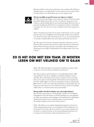 NIEKÉE
Daarnaast hebben we hier ook een lokaal met vaste computers. Die hebben we
eigenlijk	nergens	voor	nodig,	behalve	voor	het	afnemen	van	de	examens.	Want	
de regels schrijven voor dat dit alleen op een vaste computer mag.”
Was het moeilijk om goede leraren voor Agora te vinden?
Sjef: “Hier	werken	moet	je	liggen,	maar	je	kunt	het	ook	leren.	Ik	kocht	een	paar	
jaar	geleden	kippen	bij	een	boer,	en	zette	ze	in	mijn	tuin.	Een	paar	uur	later	
stonden	ze	nog	op	dezelfde	plek,	als	aan	de	grond	genageld.	Want	dat	waren	ze	
gewend in de legbatterij. Het heeft een week geduurd voordat ze zich durfden
te	bewegen.	Zo	is	het	ook	met	een	team:	teamleden	moeten	leren	omgaan	met	
vrijheid.”
Martin:	“Sommige	leraren	doen	dat	van	nature	al.	Ik	herinner	me	een	van	mijn	
eigen	docenten	van	de	middelbare	school.	Ik	dreigde	te	blijven	zitten	op	Frans,	
een	vak	dat	ik	zou	laten	vallen.	De	leraar	gaf	me	een	zes,	op	voorwaarde	dat	ik	
een	zinnetje	uit	mijn	hoofd	zou	leren:	Je	ne	parle	pas	Français,	pas	du	tout.”
Sjef:	“Ik	vraag	wel	aan	leraren	of	zij	kunnen	inschatten	welk	niveau	een	leer-
ling	heeft.	Het	antwoord	is	dan	meestal	‘ja’.	Maar	waarom	dóe	je	dat	dan	niet	
gewoon? Waarom laat jij je als leraar voorschrijven dat een leerling op twee
tiende	punten	moet	zakken?	Als	jij	denkt	dat	een	leerling	er	klaar	voor	is,	dan	
is dat zo.”
Martin:	“We	hebben	bij	Agora	veel	vertrouwen	in	kinderen,	waarom	zouden	
we dan niet net zoveel vertrouwen hebben in onze leraren?”
Sjef:	“Op	een	gegeven	moment	kregen	we	veel	zorgleerlingen	binnen.	Mijn	
zorgcoördinator vond dat we eigenlijk een ambulante begeleider moesten
aanstellen.	Ik	zei:	‘Flauwekul,	als	de	instroom	verandert,	moeten	we	die	kin-
deren op een andere manier begeleiden.’ Dus ik heb de zaak voorgelegd aan
de	leraren:	‘Jullie	krijgen	een	lesrooster	waarop	alleen	de	pauzes	zijn	ingevuld.	
Jullie moeten er verder voor zorgen dat de leerlingen na een jaar klaar zijn voor
leerjaar	twee.	En	voor	de	rest:	succes.	Wie	heeft	er	zin	in?’	Van	de	25	teamleden	
solliciteerden	er	17.	Ik	heb	mensen	moeten	teleurstellen.”
Kunnen jullie echt alle leerlingen aan, ook zorgleerlingen?
Sjef: “We	zitten	op	de	hoek	van	een	‘krachtwijk’	en	hebben	52	verschillende	
nationaliteiten	in	huis.	We	kunnen	een	heleboel	leerlingen	aan,	ook	zorgleerlin-
gen. Maar op een gegeven moment gingen veel basisscholen hun zorgleerlingen
standaard	onze	kant	op	sturen:	wij	bieden	immers	zóveel	maatwerk.	
De aantallen dreigden ons boven het hoofd te groeien.”
Martin:	“We	hebben	nu	een	ondersteuningsprofiel	opgesteld,	en	binnen	het	
samenwerkingsverband wordt er nu steeds gekeken welke leerlingen hier wel
of niet passen. En het kan zijn dat een kind nu eerst een paar maanden naar
het kennis- en expertisecentrum van het samenwerkingsverband gaat om in
een groep te leren functioneren. Daarna komt hij naar ons toe.”
DOCENT
ZO IS HET OOK MET EEN TEAM: ZE MOETEN
LEREN OM MET VRIJHEID OM TE GAAN
141
SCHOLEN OM VAN TE LEREN
 