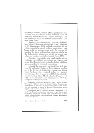 bulunacağı mahalde, zamanı içtima, gönderilecek me-
busların isim ve adresleri malûm olduktan sonra bil-
muhabere kararlaştırılacaktır. Heyeti Temsiliye, kari-
ben İstanbulda yakın bir mahalle nakledecektir." aen-
mişti (Ves. 213).
Ankaraya muvasalatımızda, Ankara - Eskişehir
hattı işlemeye başlamış olduğundan evvelki tebliğimi-
ze 29 Kânunuevvel 1919 tarihinde yaptığımız bir ze-
,yil ile, mebuslarla mahalli mülakat olmak üzere An-
!karayı tesbit ve tamimen tebliğ ettik. Bu tamimin bir
maddesi de, diğer mebuslardan mümkün olduğu ka-
dar fazla zevatın müzakereye iştiraki son derece arzu
edilmekte olduğu, kaydinden ibaretti (Ves. 214).
Efendiler, neticesinden pek ziyade fayda memul
ettiğimiz, bu teşebbüsü hayırhahane ve vatanpervera-
nenin dahi, İstanbul ricali tarafından önüne çıkıldığını
arz edersem hayret etmezsiniz zannederim.
Müsaade buyurursanız, bu ciheti biraz izah ede-
3'im; biz mebusları, Ankaraya davet ederken, birtakım
zevat da, bu daveti hükümsüz, mutasavver içtimai
akim bırakmak için mukabil tedbir ve teşebbüs
alıyorlarmış... Bazı mebusların verdikleri telgraflarla, bu
hususa, muttali olduk. Meselâ; Burdur Mebusu H ü-
ş e y i n B a k i imzalı ve 29 Kânunuevvel 1919 ta-
rihli şöyle bir telgraf viirudetti:
istanbulda içtima eden mebuslar namına Aydın Mebusu
H ü s e y i n K â z ı m imzasiyle Heyeti Teftişiye Riyasetine ge-
len telgrafta, en seri vasıta ile Darülhilâfete gelmekliğim elzemi-
veti işar edilmekte ve bugün de Dahiliye Nezaretinden mevrut
telgrafta dahi azimetim bildirilmekte.
Mukaddema Heyeti Temsiliye namına M u s t a f a K e-
m a 1 Paşa Hazretleri tarafından vâki emir ve işar üzerine nok-
tai nazarım arz ve izah kılındığı halde henüz bu bapta bir emir
telâkki edilemediğinden işarı devletlerine kemali ehemmiyetle
muntazırım efendim.
1970 — Oııuııcu Basılış — f. 22 337
 