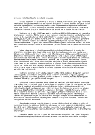 të merret njëkohësisht edhe si rrethanë rënduese.

        Fuqia e rrezikimit ose e cenimit të të mirave të mbrojtura materiale varet nga vëllimi dhe
intensiteti i pasojave të shkaktuara me veprimin e kryerësit të veprës. Pesha e pasojave cakton
peshën e veprës penale. Duke marrë parasysh faktin se për shkak të veprimit të ndërmarrë a
është bërë cenimi i të mirës së mbrojtur materiale, ose ajo vetëm është rrezikuar, varet edhe
nga pesha e dënimit, d.m.th. a do të shqiptohet në shumë më të madhe ose më të vogël.

       Rrethanat në të cilat është kryer vepra penale mund të jenë të ndryshme për nga natyra
dhe karakteri i veprimit. Të tilla mund të jenë rrethanat e natyrës objektive: vendi, koha, mjetet
, mënyra dhe kushtet natyrore në të cilat është kryer vepra, siç janë: dukshmëria e dobët,
përmbytja, zjarri, etj. por të tilla mund të jenë edhe rrethanat e natyrës subjektive që kanë të
bëjnë me kryerësin e veprës ose viktimën, siç janë gjendjet psikike, raportet ndërpersonale,
veprimi i lajthimit etj. Të gjitha këto rrethana mund të ndikojnë në lartësinë e dënimit. Sa do të
ketë rëndësi ndikimi i tyre, duhet të vlerësohet në çdo rast konkret dhe në pajtim me rrethanat e
tjera.

        Jeta e mëparshme vë në dukje personalitetin psikologjik të kryerësit të veprës dhe
orientimin e tij jetësor. Nëse kryerësi ka pasur jetë shembullore, d.m.th. nëse nuk ka qenë i
dënuar, nëse është punëtor i mirë, babë i mirë i familjes, nëse është personalisht i ndershëm
dhe i çmuar në mjedisin ku jeton, atëherë ato rrethana vejnë në dukje se nuk është fjala për
personalitetin që moralisht është i prishur dhe devijon në aspektin social dhe se me aplikimin e
dënimit më të butë mund të arrihet qëllimi i dënimit. Dhe anasjelltas, nëse kryerësi i veprës
është recidivist dhe nëse i është dhënë mënyrës devijante të jetesës, këto rrethana vejnë në
dukje faktin se për realizimin e qëllimit edukativ të dënimit është e nevojshme të shqiptohet
dënimi më i rëndë. Nga këto rrethana recidivizmi ka veprim të rrethanës rënduese, kurse të
gjitha të tjerat mund të veprojnë edhe si rrethana rënduese edhe si rrethana lehtësuese
varësish nga rasti konkret.

       Rrethanat personale të kryerësit paraqesin kushtet në të cilat jeton dhe punon kryerësi i
veprës: gjendja shëndetësore e kryerësit dhe e anëtarëve të familjes së ngushtë, gjendja
banesore, gjendja ekonomike, punësimi, numri i anëtarëve të familjes, raportet në familje dhe
rrethanat e tjera nga jeta personale dhe familjare.

        Qëndrimi i kryerësit pas kryerjes së veprës jep pasqyrën mbi personalitetin psikologjik
të kryerësit. Nga kjo rrethanë mund të shihet jo vetëm qëndrimi i kryerësit ndaj veprës por edhe
disa vija të karakterit që mund të jenë me rëndësi për sjelljen e tij të ardhshme. Ofrimi i
ndihmës viktimës së veprës penale ose vështrimi i ftohët dhe hakmarrës, pranimi ose akuzimi i
personave të pafajshëm, synimi që të kompensohet dëmi ose i njëjti të shmanget, kërkim i
faljes personit të dëmtuar ose ofendimi i tij, paraqesin gjithashtu rrethana që duhet të kenë
ndikim në caktimin e dënimit. Duhet thënë se vetëm refuzimi i njohjes dhe ndërmarrja e
veprimit me qëllim të fshehjes së provave mbi kryerjen e veprës nuk mund të merren në
konsiderim si rrethana rënduese, sepse kjo bën pjesë në të drejtën e mbrojtjes. Pendimi real
bën pjesë në rrethana lehtësuese.

        Gjendja ekonomike e kryerësit të veprës penale është rrethanë që ndikon jo vetëm në
caktimin e dënimit me gjobë, që do të thotë që gjykata me rastin e caktimit të këtij dënimi ka për
detyrë të marrë në konsiderim edhe gjendjen ekonomike të kryerësit duke u kujdesur për
lartësinë e të ardhurave të tij personale, të ardhurat e tjera të tij, për pasurinë e tij dhe obligimet
e tij familjare.

       Rrethanat e tjera që kanë të bëjnë me personalitetin e kryerësit. Tek kryerja e veprave
përkatëse mund të paraqiten edhe rrethanat e atilla që kanë karakter specifik dhe nuk bëjnë



                                                                                                   130
 