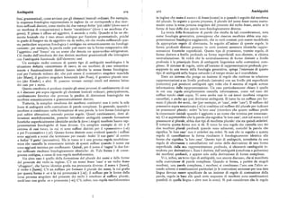 Ambiguità 4z4 4zS Ambiguità
femi grammaticali, come avviene per gli elementi lessicali ordinari. Per esempio, in inglese che muta il suono s di house(nome) in z quando è seguito dal morfema
la sequenza fonologica rappresentata in inglese da -er corrisponde a due mor del plurale. In seguito a questo processo, il plurale del nome house suona esatta
femi suffissali distinti, come risulta dai due esempi hotter 'piu caldo' (dove esso è m ente come laterza persona singolare del presente del verbo house,anche se le
un morfema di comparazione) e heater 'riscaldatore' (dove è un morfema d'a forme di base delle due parole sono fonologicamente diverse.
gente). Il primo è affisso ad aggettivi, il secondo a verbi. Quando si ha un ele La teoria della formazione di parole che risulta da tali considerazioni, nota
mento lessicale che è esso stesso ambiguo per funzione grammaticale, poiché come fonologia generativa, presuppone che ciascun morfema abbia una rap
in grado di fungere sia da aggettivo sia da verbo, ciò che risulta suffissando que presentazione fonologica soggiacente, che in certi contesti può essere modificata
sta particolare sequenza fonologica è ambiguo sia semanticamente sia fonologi da appropriate regole di alternanza. In seguito all'azione di queste regole, le
camente : per esempio, la parola cooler può essere sia la forma comparativa del forme profonde distinte possono in certi contesti assumere identiche rappre
l'aggettivocool 'fresco' sia un nome che denota un apparecchio refrigeratore. sentazioni fonetiche superficiali. Questo tipo di proiezione, tramite regole, di
Ciò risulta dall'omofonia dei due distinti morfemi grammaticali che interagisce forme distinte a livello profondo su forme superficiali non-distinte, si chiama
con l'ambiguità funzionale dell'elemento cool. neutralizzazione. Si vedrà che la neutralizzazione di forme distinte a livello
Un esempio molto comune di questo tipo di ambiguità morfologica è la profondo è la principale fonte di ambiguità linguistica nelle costruzioni com
situazione definita «sincretismo di caso», in cui morfemi di caso semantica plesse. Il sistema di regole, unito all'insieme di rappresentazioni profonde pre
mente e funzionalmente distinti hanno talvolta la stessa forma fonologica: supposte in una teoria della fonologia generativa, spiega l'esistenza di questo
cosi per l'articolo tedesco der, che può essere il nominativo singolare maschile tipo di ambiguità nella lingua naturale e al tempo stesso ne è convalidata.
(der Mann), il genitivo singolare femminile (der Frau), il genitivo plurale neu Dato un sistema che ponga un insieme di regole che mettono in relazione
tro (der Kinder), e altri. Si possono trovare esempi simili nel sistema latino rappresentazioni a un livello profondo (astratto) con un livello piu superficiale
dei casi per i nomi. (concreto) può prodursi ambiguità ogni volta che il sistema di regole sottrae
Questa omofonia si produce tramite gli stessi processi di cambiamento di cui informazione dalla rappresentazione. Un caso particolarmente chiaro è quello
si è discusso piu sopra riguardo gli elementi lessicali ordinari; principalmente, in cui una regola semplicemente cancella informazione, come nel caso dei
cambiamento fonetico che provoca la perdita di distinzioni fonologiche tra suffissi turchi citati sopra. Vi sono anche casi in cui interi morfemi vengono
morfemi semanticamente e grammaticalmente distinti. cancellati, e anche qui può derivarne ambiguità. Il turco ha un suffisso per for
Tuttavia, la semplice omofonia dei morfemi costitutivi non è certo la sola mare il plurale dei nomi, -ler (per esempio, ev 'casa', evler 'case'). Il suffisso del
fonte di ambiguità nella costruzione di parole complesse. In generale, quando i possessivosopra menzionato (-si) si combina col sufFisso del plurale per indicare
morfemi si combinano nella formazione di una parola, la loro' forma fonologica un possessoreplurale: evleri'la loro casa' (ricordare che questo suffisso perde
può subire alterazioni, secondo precise regole. Questi cambiamenti, detti al la consonante iniziale quando è aggiunto a un nome che termina per consonan
terazioni morfofonemiche, possono introdurre ambiguità creando formazioni te). Ci si aspetterebbe che la parola che significa 'le loro case', cioè col nome e col
fonetiche superficialmente identiche anche là dove i singoli morfemi hanno rap possessore al plurale, abbia due tipi di morfema plurale: che sia quindi evlerLeri.
presentazioni fonologiche di base diverse. Un semplice esempio di ciò è il E tuttavia questa forma non si dà. Il turco ha una regola che cancella uno dei
sistema di casi turco, in cui vi sono suffissi distinti per il «possessivo» (-si) due morfemi pluraliprofondi quando sono adiacenti, cosicché la parola che
e per l'«accusativo» (-yi). Queste forme distinte sono evidenti quando i suffissi significa 'le loro case' non è evlerleri ma evleri. Si noti che in seguito a questa
sono aggiunti a nomi che terminano per vocale: kedisi 'il suo gatto' di contro regola di cancellazione la forma risultante è fonologicamente identica alla
a keaiyi 'il gatto' (accusativo). Ma in turco vi è una precisa regola morfofone forma che significa 'la loro casa'. Questo tipo di ambiguità, introdotta da una
mica che cancella la consonante iniziale di questi suffissi quando il nome cui regola di alternanza o cancellazione nel corso della derivazione di una forma
sono aggiunti termina per consuonante. Quindi, per il nome i t 'cagna' le due for superficiale dalla sua rappresentazione profonda, si chiamerà «ambiguità in
me suffissate risultano fonologicamente identiche: iti. Tale forma è di conse trodotta per derivazione». Essa è distinta dall'ambiguità (omofonia o polisemia)
guenza ambigua, a causa di una regola morfofonemica. dei morfemi profondi, e appare solo nella derivazione di forme complesse.
Un altro caso è quello della formazione del plurale dei nomi e delle forme Vi è, infine, un terzo tipo di ambiguità, non ancora discusso, che si manifesta
del presente dei verbi in inglese. C'è un nome house 'casa' e un verbo house nella costruzione di parole complesse. Quando si forma, a partire da singoli
'alloggiare', che hanno identica grafia ma pronunzia diversa: il nome è [haws], morfemi, una parola complessa, i morfemi si combinano l'uno con l'altro se
il verbo è [hawz]. C'è un suffisso per formare il plurale dei nomi, la cui grafia condo schemi o combinazioni particolari (e le costruzioni ammesse per una data
per questa forma è -es e la cui pronunzia è [-iz] ; il suffisso per le forme della lingua devono essere specificate da un insieme di regole di costruzione della
terza persona singolare del presente dei verbi è omofono al suffisso plurale, parola, regole in base alle quali certe sequenze di morfemi sono combinazioni
anch' esso con grafia -es e pronunzia [-iz]. C'è, infine, una regola morfofonemica possibili in quella lingua e altre non lo sono). Si può considerare che le regole
 