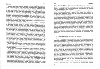 z93 FoneticaFonetica 292
Il corpo della lingua controlla non solo la forma della faringe ma anche
' tino è abbassato, il flusso d'aria proveniente dai polmoni viene diviso in due
quella della cavità orale. Il corpo della lingua può infatti essere mosso in avan
parti: una passa attraverso la bocca, l'altra attraverso la cavità nasale, nellá
ti, come avviene nella pronunzia delle vocali [i] ed [e], o all'indietro verso
quale si producono in tal modo dei particolari efletti acustici, che svolgorio
la parte della faringe, come in [u] o [a]. Differenze analoghe nella posizio
una specifica funzione nella fonazione.
ne orizzontale del corpo della lingua intervengono nella pronunzia delle con
Al centro del margine inferiore del velo palatino è posto un elemento a
sonanti; cosi, per esempio, il corpo della lingua è spinto in avanti quando
forma di coda, chiamato ugola; il quale, in certe lingue, viene messo in vi
si pronunzia la consonante iniziale nella parola chiamo, e all'indietro quando si
brazione nella produzione di certi suoni del tipo [r] : per esempio, quelli che
pronunzia la consonante iniziale della parola cane. Oltre alla mobilità oriz
si ritrovano nelfrancese letterario.
zontale, il corpo della lingua presenta anche una mobilità verticale, in su e
Con ciò si può dire completo il panorama delle strutture anatomiche che
in giu. Lo si può sollevare sino a toccare il palato, come nelle consonanti
intervengono attivamente nella fonazione. Si noterà che la lingua è di gran
iniziali delle due parole appena citate, chiamo e cane,ma lo si può anche tirare
lunga l'organo piu importante, poiché essa controlla la forma delle principali
alquanto verso il basso, come quando si pronunzia la vocale [a] o quando si
cavità di risonanza, come la faringe e la bocca. Non c'è quindi da sorprendersi
cerca di mostrare le tonsille al dottore.
se in molte lingue una stessa parola (' lingua') indica tanto l'organo anatomico
Il bordo (o lamina) della lingua viene usato per occludere o restringere
quanto quel particolare sistema grammaticale e lessicale mediante il quale gli
la cavità orale in punti diversi. Per esempio, quando si pronunzia la conso
uomini comunicano fra loro. Vale inoltre la pena di notare che i movimenti
nante iniziale di sabato,la cavità orale viene ristretta in una posizione piu
della mascella inferiore (o mandibola), cosi evidenti quando si osserva par
avanzata rispetto a quanto accade nella pronunzia della consonante iniziale di
lare una persona, non paiono avere una funzione centrale nella fonazione; non
giorno. Il restringimento della cavità orale prodotto con il bordo della lingua
sembra esservi alcun suono linguistico nella cui produzione la posizione della
può anche essere di entità piu moderata, come per esempio avviene nella
mascella inferiore sia determinante. La ragione piu probabile di ciò sta nel fatto
pronunzia della vocale contenuta nella parola inglese bird. Il bordo della lin
che i movimenti della mandibola non possono venire controllati cosi rapida
gua può essere sollevato in diversi modi. Da una parte, il sollevamento può
mente come quelli di certe altre strutture anatomiche che intervengono nella
avvenire come nella pronunzia della vocale di bird, in cui solo la punta della
fonazione.
lingua è sollevata verso il palato. Ciò è in contrasto col modo in cui tale sol
levamento si realizza nell'esecuzione della consonante iniziale di giorno, in cui
l'intero bordo si muove verso il palato. Inoltre, è possibile controllare anche i 3. Alcune informazioni sull'acustica del linguaggio.
soli margini laterali della lingua: quando si pronunziano suoni del tipo [l],
i margini laterali sono abbassati e l'aria sfugge al di sotto dei canini e dei
P 'oiché il linguaggio umano si manifesta come una forma sonora, per una
molari anziché al di sotto degli incisivi, come avviene invece per la maggior
sua piena comprensione è necessario comprendere alcune delle sue caratte
parte degli altri suoni.
ristiche acustiche. Chiunque può facilmente osservare che un contenitore qual
Infine, è possibile sollevare il bordo della lingua in modo tale da farlo
siasi (per esempio una bottiglia, o una scatola, o un tubo), quando viene per
vibrare quando l'aria vi soffia contro. Ciò accade quando si producono certi
cosso, emette un suono. La natura del suono dipenderà principalmente da
tipi di suoni [r]. Queste r, dette appunto 'vibrate', sono un tratto dell'italiano
due fattori: la forma geometrica del contenitore (o cavità) e il modo in cui
letterariostandard.
esso viene percosso o — piu in generale — il modo in cui l'aria contenuta nella
Il condotto vocale presenta due aperture verso l'esterno: le labbra e le
cavità viene messa in movimento, o eccitata. Per semplificare, si consideri dap
narici. Le dimensioni e la forma dell'apertura labiale possono essere variate,
prima il caso in cui una cavità (ad esempio un bicchiere) viene eccitata con
e queste variazioni producono conseguenze acustiche significative. Se si pro
un singolo colpo su di una parete laterale. Il suono che si produrrà in tal modo
tendono le labbra, di fatto si aumenta la lunghezza totale della cavità orale,
dipenderà soltanto dalla forma della cavità. Un bicchiere basso produrrà per
ed è noto che la lunghezza di una cavità influisce direttamente sulle sue pro
tanto un suono piu acuto di un bicchiere alto, e una simile differenza emer
prietà di risonanza. Anche le dimensioni dell'apertura influiscono sulle proprie
gerà anche tra i suoni prodotti da bottiglie piccole di contro a quelli di botti
tà di risonanza della cavità (cfr.( 3). Ma è chiaro che l'apertura posta alle
glie grandi. Da un punto di vista acustico, i suoni cosi prodotti contengono
narici non può essere controllata dal parlante. Solo il sollevamento o l'ab
tutte le risonanze, o modi naturali di vibrazione, della cavità; e, come si è
bassamento del velo palatino, o palato molle, è sotto il suo diretto controllo.
già etto, tali risonanze sono del tutto determinate dalla forma geometrica
Quando il velo è sollevato, tutta l'aria fluisce dai polmoni lungo la bocca senza
della cavità stessa.
minimamente passare attraverso la faringe nasale e le cavità nasali, le quali
Come esempio si consideri un tubo o cilindro di altezza a, chiuso ad un'e
rimangono pertanto acusticamente inerti. D'altra parte, quando il velo pala
stremità e aperto dall'altra. È stato dimostrato che una tale cavità presenta
 