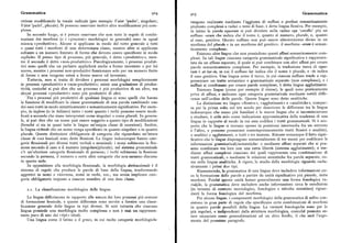 Grammatica 9o4 9o5 Grammatica
ottiene modificando la vocale radicale (per esempio Vater 'padre', singolare; vengono realizzate mediante l'aggiunta di suffissi o prefissi semanticamente
Vater 'padri', plurale). Si possono osservare inoltre altre modificazioni piu com piuttosto complessi a radici o temi di base, è detta lingua flessiva. Per esempio,
plesse. in latino la parola equorum si può dividere nella radice equ 'cavallo' piu un
In secondo luogo, si è potuto osservare che non tutte le regole di combi suffisso -orum che indica che il nome è, quanto al numero, plurale, e, quanto
nazione dei morfemi (o i «processi» morfologici in generale) sono in ugual al caso, genitivo. Questo suffisso non può essere ulteriormente diviso in un
misura «produttive». Alcune si applicano in modo del tutto generale a tutti morfema del plurale e in un morfema del genitivo : il morfema -orum è seman
o quasi tutti i morfemi di una determinata classe, mentre altre si applicano ticamente complesso.
soltanto a un numero limitato di forme che devono essere specificate in modo Esistono altre lingue che non possiedono questi affissi semanticamente com
esplicito. Il primo tipo di processo, piu generale, è detto «produttivo», men plessi. In tali lingue ciascuna categoria grammaticale significativa è rappresen
tre il secondo è detto «non-produttivo». Psicologicamente, i processi produt tata da un affisso separato, il quale si può combinare con altri affissi per creare
tivi sono quelli che un parlante applicherà anche a forme inventate o per lui parole semanticamente complesse.Per esempio, la traduzione turca di equo
nuove, mentre i processi non-produttivi funzionano solo per un numero finito rum è at-lar-in, in cui il suffisso lar indica che il nome è plurale, e -in indica
di forme e non vengono estesi a forme nuove od inventate. il caso genitivo. Una lingua come il turco, in cui ciascun suffisso tende a rap
Tuttavia, non si tratta di dividere i processi morfologici semplicemente presentare un tratto semantico o grammaticale separato (non complesso), e i
in processi «produttivi» e «non-produttivi»; esiste una gradazione di produt suffissi si combinano per creare parole complesse, è detta lingua agglutinante,
tività, cosicché si può dire che un processo è piu produttivo di un altro, ma Esistono lingue (come per esempio il cinese), le quali sono praticamente
alcuni processi «produttivi» sono piu produttivi di altri. prive di affissi, e indicano ogni categoria grammaticale mediante sottili diffe
' Fra i processi piu produttivi di qualsiasi lingua ci sono quelli che hanno renze nell'ordine delle parole. Queste lingue sono dette analitiche.
la funzione di modificare la classe grammaticale di una parola cambiando uno La distinzione tra lingue «flessive», «agglutinanti» e «analitiche», compar
dei suoi tratti in modo sintatticamente e semanticamente significativo. Per esem sa per la prima volta nel xix secolo per descrivere le differenze tra le lingue
pio, in inglese (o in italiano) tanto i nomi quanto i verbi possono essere modi indoeuropee che erano piu familiari e le nuove lingue che si incominciavano
ficati a seconda che siano interpretati come singolari o come plurali. In genera a studiare, è utile solo come indicazione approssimativa della tendenza di una
le, si può dire che un nome può essere soggetto a questo tipo di modificazioni lingua in rapporto al modo in cui essa codifica i tratti grammaticali. Si è sco
(benché ci sia in quasi tutte le lingue un'esigua classe di eccezioni). Inoltre, perto che le lingue si trovano spesso in posizione intermedia fra un estremo
la lingua richiede che un nome venga specificato in quanto singolare o in quanto e l'altro, e possono presentare contemporaneamente tratti flessivi e analitici,
plurale. Queste distinzioni obbligatorie di categoria che riguardano un'intera o analitici e agglutinanti, o tutti e tre insieme. Rimane comunque il fatto signi
classe di voci lessicali sono dette flessioni. Le lingue indoeuropee hanno cate ficativo che le lingue dispongono sostanzialmente di tre mezzi per codificare le
gorie flessionali per diversi tratti verbali e nominali: i nomi subiscono la fles informazioni grammaticali/semantiche: o mediante affissi separati che si pos
sione secondo il caso e il numero (singolare/plurale) ; nel sistema pronominale sono combinare tra loro con una certa libertà (sistema agglutinante); o me
c'è un'ulteriore categoria flessionale di persona; i verbi subiscono la flessionc diante affissi complessi ciascuno dei quali rappresenta una combinazione di
secondo lapersona, ilnumero e certe altre categorie che non saranno discusse tratti grammaticali; o mediante le relazioni sintattiche fra parole separate, co
in questa sede. me nelle lingue analitiche. A rigore, lo studio della morfologia riguarda esclu
In opposizione alla morfologia flessionale, la morfologia deri«iazionaleè il sivamente i primi due tipi.
sistema di regole che produce le parole di base della lingua, trasformando Riassumendo, la grammatica di una lingua deve includere informazioni cir
aggettivi in nomi e viceversa, nomi in verbi, ecc., ma senza implicare cate ca la formazione delle parole a partire da unità significative piu piccole, dette
gorie obbligatorie imposte a ciascun membro di una data classe. morfemi. Poiché queste unità hanno generalmente una forma fonologica va
riabile, la grammatica deve includere anche informazioni circa le condizioni
z.i. La classificazione morfologica delle lingue. (in termini di contesto morfologico, fonologico e talvolta sintattico) riguar
danti la forma fonologica del morfema.
Le lingue differiscono in rapporto alla natura dei loro processi piu comuni Per alcune lingue, i componenti morfologici della grammatica di solito con
di formazione lessicale, e queste differenze sono servite a fornire una classi sistono in gran parte di regole che specificano certe combinazioni di morfemi
ficazione generale delle lingue in tipi diversi. Si noti tuttavia che ciascun:i in quanto parole possibili della lingua, Le varianti fonologiche sono per lo
lingua possiede una morfologia molto complessa e non è mai un rappresen piu regolari, e indipendenti dalla struttura morfologica, cosicché possono es
tante puro di uno dei « tipi » ideali. sere enunciate come generalizzazioni ad un altro livello, il che sarà l'argo
Una lingua come il latino o il greco, in cui molte categorie morfologich« mento del prossimo paragrafo.
 