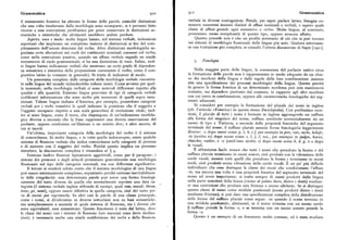 Grammatica 9io 9II Grammatxca
il mutamento fonetico ha alterato le forme delle parole, cosicché distinzioni verbale in diverse coniugazioni, Perciò, per saper parlare latino, bisogna co
che una volta risultavano dalla morfologia sono scomparse; si è pertanto fatto noscere numerosi insiemi distinti di affissi nominali e verbali, e sapere quale
ricorso a una costruzione perifrastica per poter conservare le distinzioni se classe di affissi prende ogni sostantivo o verbo. Molte lingue, al contrario,
mantiche o sintattiche che altrimenti sarebbero andate perdute. presentano meno complessità di questo tipo, oppure nessuna affatto.
Aspetto, voce e modo: molte lingue hanno, nel sistema verbale, indicazioni Quanto precede non è che un profilosommario di ciò che si può trovare
aspettuali che implicano un complesso insieme di distinzioni ai fini del com nei sistemi di morfologia flessionale delle lingue piu note. Qualora interessas
pletamento dell'azione denotata dal verbo. Altre distinzioni morfologiche se se una trattazione piu completa, si consulti l'ottima discussione di Sapir [ 192I ].
gnalano certe alterazioni nei ruoli dei costituenti nominali connessi col verbo,
come nella costruzione passiva; quando un affisso verbale segnala un simile
mutamento di ruolo grammaticale, si ha una distinzione di voce. Infine, mol 3. Fonologia.
te lingue hanno indicazioni verbali che mostrano un certo grado di dipenden
za semantica e sintattica della proposizione contenente il verbo, come il con Nella maggior parte delle lingue, la conoscenza del parlante nativo circa
giuntivo latino (e romanzo in generale). Si tratta di indicatori di modo. la formazione delle parole non è rappresentata in modo adeguato da un elen
Un panorama completo delle categorie della morfologia verbale riscontra co dei morfemi della lingua e dalle regole della loro combinazione insieme
te nelle lingue del mondo richiederebbe volumi interi. Come avviene per quel con una specificazione dei processi morfologici della lingua. Questo perché
la nominale, nella morfologia verbale ci sono notevoli differenze rispetto alla in genere la forma fonetica di un determinato morfema può non mantenersi
qualità e alla quantità. Esistono lingue provviste di tipi di categorie verbali costante, ma dipendere piuttosto dal contesto, in rapporto agli altri morfemi
codificanti informazione che sono molto piu numerosi di quelli sopra men con cui entra in combinazione, oppure alle caratteristiche fonologiche dei seg
zionati. Talune lingue indiane d'America, per esempio, possiedono categorie menti adiacenti.
verbali per i verbi transitivi le quali indicano la posizione che il soggetto e Si consideri per esempio la formazione del plurale dei nomi in inglese
l'oggetto occupano rispetto a una scala gerarchica di evoluzione vitale; inol (cfr. l'articolo «Fonetica» in questa stessa Enciclopedia). Con pochissiine ecce
tre ci sono lingue, come il turco, che dispongono di un'indicazione morfolo zioni, il plurale di tutti i nomi è formato in inglese aggiungendo un suffisso
gica diversa a seconda che la frase rappresenti una diretta osservazione del alla forma del singolare del nome, suffisso costituito sostanzialmente da un
parlante, oppure costituisca un'illazione o un sentito dire; e altre ancora, di suono di tipo s. Tuttavia, a seconda delle proprietà fonetiche del segmento
cui si tacerà. terminale del nome, il suffisso plurale assume forme fonologiche leggermente
Un'ultima, importante categoria della morfologia del verbo è il sistenia diverse: -s dopo suoni come p, t, k, ef, per esempio inpots, rats, tacks, beliefs;
di concordanza. In molte lingue, e in tutte quelle indoeuropee, esiste qualche -iz (scritto es) dopo suoni come s, ~',j,c, ecc.,per esempio in judges, horses,
sistema di flessione verbale che indica concordanza nelle categorie di persona churches, rashes; e -~ (anch' esso scritto s) dopo suoni come b, d, g, v e dopo
e di numero con il soggetto del verbo. Poiché questo implica un processo le vocali.
sintattico, la discussione completa è rimandata al N abbastanza facile notare che tutti i nomi che prendono la forma s del
Esistono inoltre flessioni tipicamente aggettivali, come per il paragone; i suffisso plurale terminano in suoni sonori, cioè prodotti con la vibrazione delle
sistemi dei pronomi e degli articoli presentano generalmente una morfologia corde vocali, mentre tutti quelli che prendono la forma s terminano in suoni
flessionale sul tipo delle categorie nominali, ma con differenze significative. sordi, cioè prodotti senza vibrazione delle corde vocali. È un po' piu difficile
Il lettore si renderà subito conto che il sistema morfologico di una lingua individuare che cosa distingue la classe dei suoni che condizionano l'affisso
può essere estremamente complesso, soprattutto perché esistono inevitabilmen -is, ma ancora una volta è una proprietà fonetica del segmento terminale del
te delle irregolarità: una determinata parola può avere una forma fonologi nome ad avere importanza; si tratta sempre di suoni prodotti dalla lingua
camente del tutto diversa da quella che normalmente esprime una data ca nella parte anteriore della bocca (vicino al palato duro, dietro i denti ) median
tegoria (il sistema verbale inglese abbonda di esempi, quali row, rowed; throxu, te una costrizione che produce una frizione o suono sibilante. Se si distingue
trere; go, roent), oppure essere difettiva in quella categoria, cioè del tutto pri questa classe di suoni come stridule posdentali (suoni prodotti dietro i denti
va di mezzi per esprimerla. In altri casi le parole di una classe principale, mediante frizione), si può dare una specificazione completa della distribuzione
come i nomi, si divideranno in diverse sottoclassi non su basi semantichc, delle forme del suffisso plurale come segue: -iz quando il nome termina in
ma semplicemente a seconda di quale sistema di flessione, tra i diversi cl ii una stridula posdentale; altrimenti, se il nome termina con un suono sordo
sono equivalenti, esse consentono. Questo fenomeno è noto dal latino, dov< il suffisso prende la forma -s, ese termina con un suono sonoro prende la
le classi dei nomi con i sistemi di flessione loro associati sono dette dcclin; i forma -~.
zioni; è necessaria anche una simile suddivisione dei verbi e della flessioni. Questo è un esempio di un fenomeno molto comune, ed è stata studiata
 