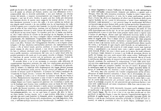 Lessico i36 '37 Lessico
qanik perlaneve che cade, aput per laneve caduta, pukak per la neve secca, in campo linguistico è chiara l'i nfluenza diJakobson, in sede antropologica
ecc.) di quanti ne abbiano gli Italiani, sembra una cosa abbastanza ovvia e le radici dell'analisi componenziale risalgono piu indietro, a quanto pare a
comprensibile data la diversità ambientale, e non pare indicare una diversa Morgan. Oltre che dalla semantica strutturale, l'analisi in tratti è stata svilup
visione del mondo, e neppure necessariamente una maggiore abilità nel di pata dalla linguistica generativa: si veda, fra le prime applicazioni, quella di
stinguere i vari tipi di neve. Inoltre, la gente può fare molte piu distinzioni Katz e Fodor che offriva un diagramma ad albero per il significato della parola
tra fenomeni diversi di quante siano suggerite da termini diversi; e che un inglese bachelor, in cui i punti di biforcazione o vertici erano etichettati con
dato fenomeno (poniamo la neve che cade,o la neve caduta) sia indicato da altrettanti tratti semantici, e i vari percorsi lungo le ramificazioni dell'albero
una singola unità lessicale o da una perifrasi non ha un'importanza che vada corrispondevano ai sensi distinti della parola (questa particolare formalizzazio
al di là di questo puro e semplice dato lessicale. Le ricerche su questi argomenti ne mirava a rendere l'analisi utilizzabile entro le convenzioni della grammati
sono di solito di tipo relativistico, tendono cioè ad illustrare le differenze nel ca generativa). Le riserve piu immediate che si impongono dal punto di vista
l'organizzazione lessicale (e nella visione del mondo) fra lingue diverse, o pe della lessicologia sono di due tipi: da un lato queste analisi hanno un carattere
riodi diversi in una stessa lingua. Va ricordato però che c'è anche una tenden esemplificativo, e non si vede bene come possano essere estese a coprire tutto
za, che è stata coltivata di recente sia da psicologi sia da linguisti, di tipo in il lessico di una lingua. Alcuni tratti (gli indicatori ) ricorrono anche in altre
natistico-universalistico, che mira a indagare i fattori ereditari, biologicamente unità lessicali, ma altri (i distintivi ) sembrano essere necessari soltanto nell'a
programmati, che determinano l'organizzarsi delle nostre strutture percettive nalisi di singole unità. Non è chiaro cioè se l'operazione che viene proposta
e mentali in genere (comprese quelle linguistiche) secondo certe configura consista nell'analizzare un insieme vastissimo e aperto (quello delle unità les
zioni e non altre. Notiamo che l'atteggiamento filosofico a cui si legano queste sicali) in base a un insieme molto piu ridotto, presumibilmente chiuso (quello
indagini è di tipo idealistico-razionalistico piuttosto che materialistico-empi dei tratti ), o se l'analisi di ogni singola unità lessicale sia un'esplorazione av
ristico, e che ai fattori innati, genetici, ereditari, si ricorre differenziando la venturosa che può portare alla scoperta di tratti sempre nuovi, non registrati
specie umana da altre specie animali, e non diversi raggruppamenti umani prima, e appartenenti a un insieme tanto vasto e aperto quanto quello delle
fra loro (i richiami ideologici sono al pensiero democratico-universalistico e unità lessicali. D'altro lato non è chiaro quale sia lo status dei tratti utilizzati.
non a quello razzistico, coerentemente del resto con le radici ideali della lin In fonologia i tratti distintivi si trovano a un livello di astrazione diverso da
guistica generativa alla quale per lo piu queste ricerche si rifanno ). Nonostan quello dei fonemi, non sono unità minori dello stesso ordine. Nell'analisi del
te l'interesse di queste correnti non ne parleremo qui perché i "isultati in lessico pare invece che i tratti siano a loro volta unità lessicali. Ma in tal modo
campo lessicale non sono ancora sufficientemente sicuri e consistenti. si stabiliscono delle gerarchie di rapporti (di sinonimia, iponimia, ecc.) fra unità
Il secondo filone a cui si era accennato si concentra sulle differenze di lessicali, piuttosto che analizzarne la composizione. I tratti delle unità lessi
organizzazione linguistica piuttosto che sulle loro implicazioni psicologiche e cali non sono unità lessicali, ma unità semantiche. Di esse si parlerà servendosi
ideologiche, e sottolinea (come fa il primo filone, e a differenza dei generati della lingua usata per compiere l'analisi; ma non c'è motivo di pensare che
visti ) la varietà e la relatività delle strutturazioni che lingue diverse possono la metalingua usata dal linguista (e tanto meno la lingua descritta) debba di
dare di una medesima realtà esterna. Fra gli esempi piu influenti di queste sporre di unità lessicali che denotino i tratti semantici della lingua oggetto.
ricerche si trovano quelli di Hjelmslev: il continuo dei colori è analizzato di Del resto, una volta accettato che l'analisi componenziale arriva all'iden
versamente in lingue diverse, i termini che indicano 'albero', 'bosco', 'legno', tificazione di tratti distintivi semantici, è chiaro che ci allontaniamo dal cam
ecc., ritagliano la realtà a cui si riferiscono in maniera varia da una lingua a po del lessico; singole parole non sembrano avere uno status particolarmente
un'altra. Particolarmente importanti si sono rivelate le analisi (chiamate anche importante dal punto di vista semantico, e l'analisi dovrà essere fatta a par
componenziali) in tratti o coefficienti, elaborate in maniera parallela (ma l'a tire da entità semanticamente piu pertinenti quali il discorso o la frase(le
nalogia finisce con l'essere ingannevole piuttosto che rivelatrice ) a quella con regole di proiezione proposte da vari generativisti per combinare fra loro i vari
cui in fonologia ogni fonema viene considerato come un fascio di tratti distin sensi delle entità lessicali nel senso complessivo della frase non si sono rive
tivi, e l'inventario dei tratti distintivi è molto minore (poniamo, una dozzina) late adatte allo scopo).
di quello dei fonemi (poniamo, una quarantina). Hjelmslev dà esempi sul ti La parola è una delle entità intermedie (neppure quella minima ) dotate
po di quelli illustrati dalla serie montone-pecora-agnello, toro-vacca-vitello, stal di significante e di significato, le cui peculiarità dovranno essere identificate
lone-giumenta-puledro, ecc., in cui ogni terna si oppone alle altre in base a nelle singole lingue. Ma che ci sia o non ci sia una data parola con un dato
un tratto (ovino, bovino, equino, ecc.), e ogni termine della terna si oppone significato in una data lingua, è cosa che riguarda l'organizzazione segnica su
agli altri per certi tratti (maschio vs femmina, adulto vs giovane). Questo tipo perficiale di quella lingua, in un suo aspetto particolare (appunto quello del
di analisi ha avuto larga fortuna nello strutturalismo, non solo linguistico, fran lessico), e non la sua costituzione semantica profonda, in termini di tratti se
cese, enell'antropologia americana (con Goodenough, Lounsbury, ecc.) ; e se mantici, né certo la possibilità di dire, in quella lingua, qualunque cosa si
 