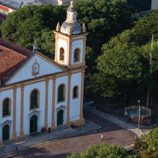 Vista da Catedral da Fé da Igreja Universal do Reino de Deus, localizada    Templo da Primeira Igreja Batista de Manaus, s...