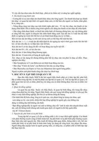 132
Vì vậy cần lựa chọn màu sắc thích hợp , phải có óc thẩm mỹ và năng lực nghề nghiệp.
5. Âm thanh trong bệnh viện
- Cƣờng độ và sự cảm nhận âm thanh khác nhau cho từng ngƣời. Âm thanh hòa hợp tạo thành
âm nhạc có quan hệ mật thiết với ngƣời nhận cảm, có thể làm cho ngƣời vui buồn, chán ghét,
bi ai, rùng rợn...
- Tiếng động rùng rợn (dao cạo trên kính) nghe ghê rợn... Vì vậy âm nhạc, âm thanh có tác
dụng chữa bệnh. Đã có nhiều công trình nghiên cứu dùng âm thanh và âm nhạc để chữa bệnh.
+ Hát cũng chữa đƣợc bệnh: ai thích hát chữa lành vết thƣơng chóng hơn, tuy vậy không phải
ai cũng biết hát, ngƣời ta khuyên hát chữa bệnh bằng cách: kéo dài âm I ở một âm độ nhất
định và ngừng lại trƣớc khi hết hơi sẽ cải thiện hoạt động của óc và thận....
Khi nói kéo dài âm bằng và trên môi nở nụ cƣời có thể thay thế một bài hát.
Kéo dài âm i - i - i ở một âm độ nhất định & chỉ ngừng lại một ít thời gian trƣớc khi thở hết
hơi sẽ làm cho đầu óc và thận làm việc tốt hơn.
Kéo dài âm E có tác dụng tốt đối với hoạt động của tuyến nội tiết .
Kéo dài âm O-i...Oi...có lợi cho tim.
Kéo dài âm A làm thăng bằng khoang ngực.
Kéo dài âm O mơn trớn cổ họng & tuyến giáp.
Âm nhạc có tác dụng tốt nhƣng không phải bất kỳ nhạc nào mà phải là nhạc cổ điển. Thực
nghiệm cho thấy:
+ Bản Symphonie số 5 của Béttoven cải thiện hoạt động của tim.
+ Bản nhạc “Claire de lume” của Bettoven làm dịu sự căng thẳng.
+ Bản Mazourka của Sopin và Van của Johanstrau làm ngƣời hƣng phấn...
Ngoài ra phim ảnh phát thanh cũng cần chọn lọc thích hợp.
V. BÁC SĨ VÀ TẬP THỂ CƠ QUAN Y TẾ
Đạo đức thầy thuốc XHCN đòi hỏi ngƣời thầy thuốc phải có ý thức tập thể, phải biết
đặt cá nhân trong tập thể, là một bộ phận của tập thể cơ quan y tế. Trái lại tập thể cơ quan y tế
phải quan tâm lợi ích cá nhân, phát huy tài năng của cá nhân không đƣợc hòa tan cá nhân vào
tập thể.
1. Quan hệ đồng nghiệp
Là quan hệ của thầy thuốc với thầy thuốc, là quan hệ bình đẳng, tôn trọng lẫn nhau
cùng nhau phát huy tài năng. Ngƣời thầy thuốc cần quý trọng tình đồng nghiệp và yêu quý lẫn
nhau vì mục đích đồng nghiệp, đòi hỏi có sự khoan dung độ lƣợng.
Cần tránh thái độ kiêu căng, lòng tự ái quá cao, xúc phạm lòng tự trọng của nhau, quá
xem nặng uy tín của mình, nhiều khi bạn đồng nghiệp là nguồn gốc của những xúc
động và những đau khổ không cần thiết.
“Bạn đồng nghiệp-đấy là ngƣời mà anh ta không chịu nỗi “anh là một nhà chuyên khoa xuất
sắc, anh rất thông minh nhƣng anh muốn giao dịch với ngƣời ta thì hãy quên điều
này đi” (Telesevskaia).
2. Nguyên tắc phê bình và tự phê bình
Trong tập thể cơ quan y tế cần sự thống nhất ý chí vì mục đích nghề nghiệp. Các thành
viên phải thƣờng xuyên củng cố khối đoàn kết. Sự phê bình và tự phê bình phải thƣờng xuyên
thực hiện nhƣ một nguyên tắc. Đấu tranh để thống nhất quan điểm, thống nhất ý chí, hết sức
tránh phê bình và tự phê bình là hình thức hoặc lợi dụng để công kích, xúc phạm lẫn nhau.
Ngƣời đứng đầu équipe luôn là ngƣời gƣơng mẫu, có năng lực, có phẩm chất sẽ lãnh đạo tập
thể thực hiện tốt.
 