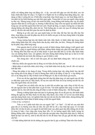 73
chiếu với những phản ứng của động vật , ví dụ con mèo khi gặp con chó thù địch, con vật
hoặc chiến đấu hoặc bỏ chạy ( To fight or to flight) tức là có những hoạt động dùng sức, vận
dụng cơ bắp ở cƣờng độ cao. Chiến đấu xong hoặc chạy thoát nguy cơ, các hoạt động sinh lý,
tim phổi trở lại bình thƣờng sau một thời gian ngắn. Trong thời cổ xƣa con ngƣời cũng tƣơng
tự nhƣ vậy. Nhƣng trong xã hội văn minh thì khác, trong những tình huống nhƣ vậy do nhiều
nguyên nhân tâm lý xã hội gây ra, thƣờng ít đấm đá hay chạy trốn mà ngƣợc lại nhiều khi bên
trong sục sôi mà bên ngoài thơn thớt nói cƣời. Huyết áp tăng, co mạch, trƣơng lực cơ tăng lên
nhƣng không cần dùng đến, phải nén lại. Tình huống gây ra cảm xúc qua rồi nhƣng hậu quả
sinh lý vẫn kéo dài một thời gian lâu mới ổn định lại đƣợc.
Không lạ gì nếu cảm xúc quá mạnh hoặc cứ liên tiếp, hết bực bội này đến bực bội
khác, hoạt động của một bộ phận nào đó bị rối nhiễu mà gây ra đủ loại chứng bệnh ở bộ phận
này hay bộ phận khác.
Trong trƣờng hợp kéo dài thành mãn tính, thầy thuốc và bệnh nhân tập trung chăm
chữa chứng bệnh thực thể, uống thuốc đau dạ dày, nhức đầu, táo bón...Nhƣng rồi chứng bệnh
lại tái phát, chạy chữa lung tung.
Căn nguyên tâm lý xã hội sẽ gây ra một số bệnh chứng, bệnh chứng ở mỗi ngƣời một
khác nhau, cũng có ngƣời không sinh bệnh, những bệnh chứng này phải kết hợp điều trị tâm
lý. Nhƣng điều khó hiện nay đa số thầy thuốc ít quan tâm đến tâm lý xã hội, đẩy bệnh nhân
vào con đƣờng thuốc men, xét nghiệm, tốn kém nhƣng bệnh không lành tạo ra tâm lý lo hãi
và những bệnh tật mà trƣớc đây không có, gọi là bệnh y sinh
Nói chung tâm - thể có mối liên quan, để xác định bệnh chứng tâm - thể có các tiêu
chuẩn sau:
- Một hay nhiều căn nguyên tâm lý đóng vai trò hiện căn hay khởi căn
- Bệnh nhân có một kiểu nhân cách riêng, ví dụ bệnh nhân loét dạ dày, hen đi đôi với một cá
tính đặc biệt.
- Dùng tâm pháp có tác dụng rõ ràng. Trong nhiều trƣờng hợp việc uống thuốc hay tập thể
dục tƣởng nhƣ là tác động về sinh lý nhƣng thực chất là tác động về tâm lý: ví dụ những câu
nói có tác động tâm lý: đây là thuốc mới từ Pháp gởi về, đây là một thuốc gia truyền...
Ở trẻ em rất hay gặp bệnh chứng tâm thể nhƣ khi phản ứng với một ngƣời nào đó liền
co thắt thực quản nôn ọe; thầy thuốc, bố mẹ tìm cách đổi thức ăn là lạc hƣớng mà đôi lúc chỉ
thay đổi ngƣời khác cho ăn là hết.
Ở ngƣời lớn với nhiều tiền căn tạo ra một tiền sử phức tạp, cuộc sống xã hội rối ren,
thì căn nguyên tâm lý khó phát hiện và gỡ rối hơn. Với kinh nghiệm lâm sàng và một số trắc
nghiệm tâm lý, theo dõi lâu dài cũng dễ nhận ra một số bệnh chứng tâm - thể thƣờng gặp.
Nhƣng ở những bệnh mãn tính tâm lý là phƣơng thức tối ƣu để giải tỏa, khi bệnh nhân
không đủ nghị lực thì thầy thuốc là chổ dựa, thầy thuốc cần ý thức về vai trò của mình đừng
quá lạm dụng thuốc men, xét nghiệm hiện đại mà cần ám thị cho bệnh nhân, nhƣng không thể
xem thƣờng bảo bệnh nhân là bệnh tƣởng và hắt hủi ngƣời bệnh.
3.Tâm lý học và bệnh lý
Trên cơ sở 2 phần tách biệt của con ngƣời "thể " và "tâm" . Có thể nói sau một thời
gian dài có xu hƣớng xem nhẹ cái tâm, thì cuối thế kỷ 20, y học hiện đại quay về với luận
điểm thể với tâm là một, con ngƣời là một khối toàn vẹn, phải quan tâm đến những yếu tố tâm
lý trong lý luận y học cũng nhƣ trong thực tiễn. Có xu hƣớng ngƣời thầy thuốc tƣơng lai
không những nắm vững kiến thức y học hiện đại mà phải nắm vững kiến thức tâm lý. Điều trị
bệnh tật dựa vào tâm lý, sinh lý nhƣ thế nào là vấn đề đƣợc bàn cãi gay gắt khi đặt ra những
câu hỏi:
- Có thật những bệnh tật chỉ do những căn nguyên tâm lý gây ra không? Dựa trên tiêu chuẩn
 