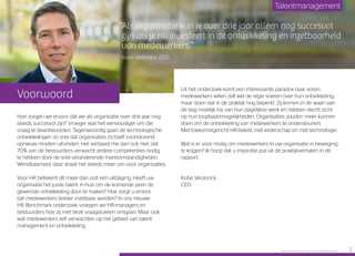 “Als organisatie kun je over drie jaar alleen nog succesvol
zijn als je nu investeert in de ontwikkeling en inzetbaarheid
van medewerkers.”
Kobe Verdonck, CEO
Hoe zorgen we ervoor dat we als organisatie over drie jaar nog
steeds succesvol zijn? Vroeger was het eenvoudiger om die
vraag te beantwoorden. Tegenwoordig gaan de technologische
ontwikkelingen zo snel dat organisaties zichzelf voortdurend
opnieuw moeten uitvinden. Het verbaast me dan ook niet, dat
70% van de bestuurders verwacht andere competenties nodig
te hebben door de snel veranderende marktomstandigheden.
Wendbaarheid, daar draait het steeds meer om voor organisaties.
Voor HR betekent dit meer dan ooit een uitdaging. Heeft uw
organisatie het juiste talent in huis om de komende jaren de
gewenste ontwikkeling door te maken? Hoe zorgt u ervoor
dat medewerkers breder inzetbaar worden? In ons nieuwe
HR Benchmark onderzoek vroegen we HR-managers en
bestuurders hoe zij met deze vraagstukken omgaan. Maar ook
wat medewerkers zelf verwachten op het gebied van talent­
management en ontwikkeling.
Uit het onderzoek komt een interessante paradox naar voren:
medewerkers willen zelf wel de regie voeren over hun ontwikkeling,
maar doen dat in de praktijk nog beperkt. Zij komen in de waan van
de dag moeilijk los van hun dagelijkse werk en hebben slecht zicht
op hun loopbaanmogelijkheden. Organisaties zouden meer kunnen
doen om de ontwikkeling van medewerkers te ondersteunen.
Met toekomstgericht HR-beleid, met leiderschap en met technologie.
Wat is er voor nodig om medewerkers in úw organisatie in beweging
te krijgen? Ik hoop dat u inspiratie put uit de praktijkverhalen in dit
rapport.
Kobe Verdonck
CEO
Voorwoord
Raet HR Benchmark 2016: TALENTMANAGEMENT 3
Talentmanagement
 