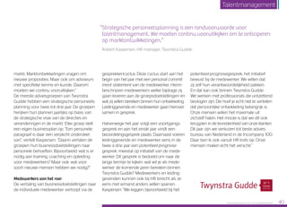 markt. Marktontwikkelingen vragen om
nieuwe proposities. Maar ook om adviseurs
met specifieke kennis en kunde. Daarom
moeten we continu vooruitkijken.”
De meeste adviesgroepen van Twynstra
Gudde hebben een strategische personeels­
planning voor twee tot drie jaar. De groepen
herijken hun plannen jaarlijks op basis van
de strategische visie van de directies en
veranderingen in de markt. Elke groep stelt
een eigen businessplan op. “Een personele
paragraaf is daar een verplicht onderdeel
van”, vertelt Kaspersen. “Daarin vertalen de
groepen hun businessdoelstellingen naar
personele behoeften. Bijvoorbeeld: wat is er
nodig aan training, coaching en opleiding
voor medewerkers? Maar ook: wat voor
soort nieuwe mensen hebben we nodig?”
Medewerkers aan het roer
De vertaling van businessdoelstellingen naar
de individuele medewerker verloopt via de
gesprekkencyclus. Deze cyclus start aan het
begin van het jaar met een personal commit­
ment statement van de medewerker. Hierin
beschrijven medewerkers welke bijdrage zij
gaan leveren aan de groepsdoelstellingen en
wat zij willen bereiken binnen hun ontwikkeling.
Leidinggevende en medewerker gaan hierover
samen in gesprek.
Halverwege het jaar volgt een voortgangs­
gesprek en aan het einde jaar vindt een
beoordelingsgesprek plaats. Daarnaast voeren
leidinggevende en medewerker eens in de
twee à drie jaar een potentieel-prognose­
gesprek, meestal op initiatief van de mede­
werker. Dit gesprek is bedoeld om naar de
lange termijn te kijken: wat wil je als mede­
werker de komende jaren bereiken binnen
Twynstra Gudde? Medewerkers en leiding­
gevenden kunnen ook bij HR terecht als ze
eens met iemand anders willen sparren.
Kaspersen: “We leggen, bijvoorbeeld bij het
potentieel-prognosegesprek, het initiatief
bewust bij de medewerker. We willen dat
zij zelf hun verantwoordelijkheid pakken.
En dat kan ook binnen Twynstra Gudde.
We werken met professionals die ont­zettend
bevlogen zijn. Die hoef je echt niet te vertellen
dat persoonlijke ontwikkeling belangrijk is.
Onze mensen willen het maximale uit
zichzelf halen. Het mooie is dat we dit ook
terugzien in de tevreden­heid van onze klanten.
Dit jaar zijn we verkozen tot beste advies­
bureau van Nederland in de Incompany 100.
Daar ben ik ook vanuit HR trots op. Onze
mensen maken echt het verschil.”
“Strategische personeelsplanning is een randvoorwaarde voor
talentmanagement. We moeten continu vooruitkijken om te anticiperen
op marktontwikkelingen.”
Robert Kaspersen, HR manager, Twynstra Gudde
Raet HR Benchmark 2016: TALENTMANAGEMENT 40
Talentmanagement
 