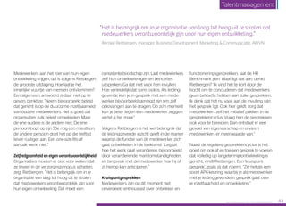 Medewerkers aan het roer van hun eigen
ontwikkeling krijgen, dat is volgens Rietbergen
de grootste uitdaging. Hoe laat je het
innerlijke vuurtje van mensen ontvlammen?
Een algemeen antwoord is daar niet op te
geven, denkt ze. “Neem bijvoorbeeld beleid
dat gericht is op de duurzame inzetbaarheid
van oudere medewerkers. Het is goed dat
organisaties zulk beleid ontwikkelen. Maar
de ene oudere is de andere niet. De ene
persoon loopt op zijn 55e nog een marathon,
de andere persoon doet het op die leeftijd
liever rustiger aan. Een one-size-fits-all
aanpak werkt niet.”
Zelfredzaamheid en eigen verantwoordelijkheid
Organisaties moeten er ook voor waken dat
ze teveel in de verzorgingsmodus schieten,
zegt Rietbergen. “Het is belangrijk om in je
organisatie van laag tot hoog uit te stralen
dat medewerkers verantwoordelijk zijn voor
hun eigen ontwikkeling. Dat moet een
consistente boodschap zijn. Laat medewerkers
zelf hun ontwikkelvragen en behoeftes
uitspreken. Ga dat niet voor hen invullen.
Hoe verleidelijk dat soms ook is. Als leiding­
gevende kun je in gesprek met een mede­
werker bijvoorbeeld geneigd zijn om zelf
oplossingen aan te dragen. Op zo’n moment
kun je beter tegen een medewerker zeggen:
vertel jij het maar.”
Volgens Rietbergen is het wel belangrijk dat
de leidinggevende inzicht geeft in de manier
waarop de functie van de medewerker zich
gaat ontwikkelen in de toekomst: “Leg uit
hoe het werk gaat veranderen, bijvoorbeeld
door veranderende marktomstandigheden,
en bespreek met de medewerker hoe hij of
zij hierop kan anticiperen.”
Kruispuntgesprekken
Medewerkers zijn op dit moment niet
onverdeeld enthousiast over ontwikkel- en
functioneringsgesprekken, laat de HR
Benchmark zien. Waar ligt dat aan, denkt
Rietbergen? “Ik vind het te kort door de
bocht om te concluderen dat medewerkers
geen behoefte hebben aan zulke gesprekken.
Ik denk dat het nu vaak aan de invulling van
het gesprek ligt. Ook hier geldt: zorg dat
medewerkers zelf het initiatief pakken in de
gesprekkencyclus. Vraag hen de gesprekken
ook voor te bereiden. Dan ontstaat er een
gevoel van eigenaarschap en ervaren
medewerkers er meer waarde van.”
Naast de reguliere gesprekkencyclus is het
goed om ook af en toe een gesprek te voeren
dat volledig op langetermijnontwikkeling is
gericht, vindt Rietbergen. Een ‘kruispunt­
gesprek’, zoals zij dat noemt. “Zie het als een
soort APK-keuring, waarbij je als medewerker
met je leidinggevende in gesprek gaat over
je inzetbaarheid en ontwikkeling.”
“Het is belangrijk om in je organisatie van laag tot hoog uit te stralen dat
medewerkers verantwoordelijk zijn voor hun eigen ontwikkeling.”
Renske Rietbergen, manager Business Development, Marketing  Communicatie, AWVN
Raet HR Benchmark 2016: TALENTMANAGEMENT 44
Talentmanagement
 