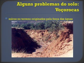 sulcos no terreno originados pela força das águas 