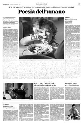 Il m.a.x. museo a Chiasso dedica una mostra splendida al lavoro di Werner Bischof
Poesiadell’umano
Un fotoreporter particolare,
afﬁliato alla prestigiosa
Magnum. Ha percorso il mondo
per cogliere la verità della Storia
nei suoi riﬂessi marginali,
indiretti. La foto come arte, l’arte
come testimone della vita.
di Franco A. Cavalleri
Ha scattato alcune delle foto più signiﬁ-
cative dello scorso secolo. Immagini che
hanno fatto la storia, in cui è possibile
ancora oggi leggere i segni di cambia-
menti epocali che stavano avvenendo in
quegli anni – come il reportage effettua-
toinGiapponeneiprimianniCinquanta
– o che rimangono come testimonianze
di momenti della nostra stessa vita, del
Ticino ai tempi della Seconda guerra
mondiale, come nel caso delle foto scat-
tate al centro per i rifugiati di guerra di
Chiasso, dal 1943 in avanti.
Stiamo parlando di Werner Bischof, a
cuiilm.a.x.museodiChiassodedicauna
personale–visitabileﬁnoal18gennaio–
intitolata ‘Tra arte e fotograﬁa: la tra-
sformazione dell’immagine’. E in effetti,
questo fotografo zurighese, morto trop-
po presto a soli 38 anni, pur ritraendo
immaginidivitarealehasaputotrasfor-
marle, creando delle vere e proprie ope-
re d’arte, facendo leva su una ecceziona-
lecapacitàdilavorareilrapportotraluci
edombre,perlamaestrianelcombinare
le diverse componenti dell’immagine,
per sapere andare oltre la semplice let-
tura dell’apparenza, arrivando a coglie-
reisentimenti,lospiritodiunasituazio-
ne. L’eredità tecnica tipica della scuola
della Bauhaus degli anni Trenta, combi-
nataconunasensibilitàumanaeartisti-
ca fuori dal comune.
Ordinario straordinario
«Delle sue foto, una è particolarmente
signiﬁcativa», dice Angela Madesani,
che ha curato l’esposizione in collabora-
zione con Marco Bischof, ﬁglio di Wer-
ner. Il riferimento è alla foto di un ragaz-
zino peruviano che cammina a piedi
quasi nudi, protetti solo da una sottile
calzatura, verso un punto non ben deﬁ-
nito. Verso l’inﬁnito, si potrebbe dire.
Verso quelle stesse montagne dove Bi-
schof sarebbe morto pochi giorni dopo.
Quasi una premonizione, un segno del
destino che l’attendeva.
«Bischof l’ho scoperto solo pochi anni
fa, in occasione di una ricerca che stavo
‘Bambino italiano nel centro rifugiati’, Canton Ticino, 1945 © WERNER BISCHOF / MAGNUM PHOTOS
svolgendo per un articolo per una mo-
stra torinese», ricorda la Madesani, do-
centeall’AccademiadiBreraeall’Istituto
Europeo per il Design di Milano. «È co-
nosciuto soprattutto come fotogiornali-
sta, ma lo era in un modo del tutto spe-
ciale.Nonamavasemplicementescatta-
re fotograﬁe di situazioni particolari,
come eventi bellici o disastri, o drammi
in genere. Voleva studiare le reazioni
umane,entrarenellospiritodichiquella
situazione la viveva».
Da questa sua particolare modalità di
osservare la realtà sono nati reportage
come quelli sull’Asia – India e soprattut-
to Giappone – realizzati quando, in real-
tà, avrebbe dovuto seguire la guerra in
Corea.L’haseguita,sì,maamodosuo,ri-
traendo, da una parte, i cambiamenti in
attoinunPaese–ilGiappone,appunto–
che usciva da un conﬂitto disastroso in
cui aveva provato anche gli orrori di due
bombeatomiche,nonchélaﬁnediunsi-
stema sociale che considerava l’Impera-
toreallaparidiunDio;dall’altraparte,la
fatica, il dramma, nella vita di soldati
americani e non, nelle loro attività quo-
tidiane legate alla preparazione di armi
che, di lì a poco, avrebbero ucciso altri
soldati, solo con la divisa sbagliata.
Un altro reportage famoso è quello rea-
lizzato in Europa subito dopo la ﬁne del
secondo conﬂitto mondiale. «Bischof –
dice Angela Madesani – ha attraversato i
Paesi appena usciti dalla guerra, scat-
tando fotograﬁe che ne testimoniano lo
sforzo di voltare pagina, la spinta a rico-
struire, a tornare a una vita normale».
Stupendo, in questo senso, il vecchio
che, sullo sfondo di una città tedesca in
cuinullaèrimastoinpiedi,lavoraallari-
costruzione della sua casa.
Un capitolo speciale è quello dedicato
alle fotograﬁe del centro rifugiati di
Chiasso. La piccola comunità di vecchi,
donne e bambini usciti dall’Italia in pre-
da alla guerra civile e alla rabbia dei na-
zifascisti. Scene di vita quotidiana, vec-
chichegiocanoacarte,bambinichegio-
cano, che mangiano, che piangono, e
mamme che svolgono i lavori di tutti i
giorni. La fotograﬁa come arte, l’arte
come rappresentazione della vita. Wer-
ner Bischof.
IMMAGINI
Immediatezza,
empatia,
umanità
La mostra dedicata a Werner Bischof
cade nel sessantesimo anniversario
della sua morte, avvenuta nel 1954 du-
rante un servizio in Perù, quando ave-
va solo 38 anni, e rientra nell’ambito
della nona edizione della Biennale
dell’immagine, manifestazione focaliz-
zata sulla fotograﬁa e sulle arti visive
contemporanee.
Bischof è riconosciuto come uno dei
maggiori fotoreporter del Novecento.
Nella sua breve carriera, ma ricca di si-
gniﬁcati, ha lavorato per magazine
come ‘Life’, ‘Vogue’ e ‘Du’. Di lui, ha fatto
storia la grande capacità di interpreta-
re una realtà e saperne cogliere lo spiri-
to più profondo.
I suoi scatti colpiscono per l’immedia-
tezza, l’empatia e l’umanità che riesco-
no a trasmettere. “Sono interessato
all’uomo, più che agli avvenimenti”,
usavadire.Eineffetti,dallesuefotogra-
ﬁe trapela, chiara e immediata, l’atten-
zione alle vicende esteriori e interiori
della vita umana.
Werner Bischof si è formato alla Kun-
stgewerbeschule di Zurigo. Agli inizi, la
sua attività professionale si è svolta nel
campo della graﬁca. L’eredità di questi
studi e inizi professionali è ben visibile
nel suo modo di lavorare: di fatto, Bi-
schof “progettava” le sue fotograﬁe,
spesso eseguendo una serie di schizzi –
alcuni tra i documenti in visione alla
mostra – che gli permettevano di rag-
giungere il risultato desiderato.
Inoltre, è così che ha potuto conoscere e
frequentare Max Huber, con il quale ha
instaurato una lunga e fruttuosa amici-
zia che gli ha permesso di frequentare il
Ticino. E di conoscere quella che sareb-
be diventata sua moglie, Rosellina
Mandel.
L’esposizione al m.a.x. museo fa perno
su materiale arrivato dall’archivio della
Fondazione Bischof di Zurigo, dal-
l’Agenzia Magnum Photos di Parigi (a
cui Bischof era afﬁliato), dalla Bibliote-
ca Nazionale Svizzera di Berna, dalla
Biblioteca dell’Accademia di Architet-
tura di Mendrisio e da diversi altri mu-
sei e istituti di cultura.
La mostra presso il m.a.x. museo rimar-
rà aperta ﬁno al 18 gennaio 2015.
Culture e società 18martedì 30 dicembre 2014
LA RASSEGNA
Il mondo ispano
si scopre al cinema
Giovedì 8 gennaio alle 18.30 all’Otello di
Ascona, ‘Pelo Malo’ di Mariana Randon
(Venezuela). Letteralmente ‘Capello cat-
tivo’, dà inizio alla seconda parte del ci-
clodiﬁlminspagnolopropostodalleas-
sociazioni Los Amigos de la Lengua
Española (amigosweb.ch) e La Asocia-
ción Española del Ticino (espati.ch). Il
programma comprende 7 lungometrag-
giprodottiinSpagna,Cuba,Svizzera,Ar-
gentina, e si concluderà giovedì 16 aprile ‘Conducta’
Barocchisti, Coro e Solisti
all’Auditorio con Bach ﬁglio
Un anno da record
per il Museo nazionale
Appuntamento con i Barocchisti, i Soli-
sti e il Coro della Radiotelevisione sviz-
zera martedì 6 gennaio. Alle 20.30, per
l’apertura dei Concerti dell’Auditorio
2015 a Lugano-Besso, Diego Fasolis di-
rigerà un concerto dedicato alle musi-
che di Carl Philipp Emanuel Bach.
Reduci dalla tournée internazionale
per presentare il disco ‘St. Petersburg’,
pubblicato assieme a Cecilia Bartoli, I
Barocchisti si faranno accompagnare
in un programma che omaggia il più
celebre tra i ﬁgli di Johann Sebastian, di
cui nel 2014 si sono celebrati i trecento
anni dalla nascita. In programma ci
sarà uno dei suoi tre grandi oratori: ‘La
risurrezione e l’ascensione di Gesù’,
scritto da Bach nel 1774 e assurto a un
successo tale che per ben tre volte Wol-
fgang Amadeus Mozart si trovò a diri-
gerne la partitura a Vienna.
Concerto fuori abbonamento. Preven-
ditaintuttiipuntivenditaTicketcorner
(Posta, Manor, Ffs) e al sito ticketcor-
ner.ch. Informazioni: rsi.ch/concertiau-
ditorio.
Record di afﬂuenza per il Museo nazio-
nale di Zurigo nel 2014: ﬁnora sono state
contabilizzate227milaentrate,13milain
più rispetto al 2012. I lavori di amplia-
mento non hanno scoraggiato i visitato-
ri. Uno dei fattori di questo successo sa-
rebbe il programma variato, ha indicato
ieri il Museo di storia più frequentato
della Svizzera: dalle ﬁabe alla fotograﬁa
perservizigiornalistici,a‘CarloMagnoe
la Svizzera’ o ‘La Svizzera e la Grande
Guerra’, oltre a una migliore presenza su
internet e alle visite guidate in russo.
con‘RelatosSalvajes’diDamiánSzifron.
Il cinema sociale della Spagna e del-
l’AmericaLatinasipresentaconunricco
campionarioditemidibuonlivellocine-
matograﬁcoedispiccatointeresseuma-
no e comunitario. L’uomo e in particola-
re il bambino, l’adolescente, con Junior
di ‘Pelo Malo’, Chala di ‘Conducta’ e Mon-
cho di ‘La lengua de las Mariposas’, sono
il punto focale del ciclo.
Tuttiiﬁlmincartellonesonoinversione
originaleconsottotitoli.Tuttiilungome-
traggi sono proiettati alle 18.30 all’Otello
di Ascona.
8 gennaio: ‘Pelo Malo’ di Mariana Ran-
don (Venezuela), dramma. Storia di Ju-
nior, ragazzino di 9 anni un tantino di-
verso, e delle sue aspirazioni in un quar-
tierepopolarediCaracas.ConchadeOro
al Festival di San Sebastian 2013.
22 gennaio: ‘Alfonsina’ di Christoph
Kühn (Svizzera-Argentina), docuﬁction.
Vita e morte di Alfonsina Storni, celebre
poetessa argentina nata in Ticino.
5 febbraio: ‘Conducta’ di Ernesto Dura-
nas (Cuba), dramma. Sguardo analitico
sulla Cuba d’oggi attraverso le vicende
dell’undicenne Chala.
26 febbraio: ‘2 Francos 40 Pesetas’ di
Carlo Iglesias (Spagna), commedia. Il ri-
tornodiPaul,exemigratoinunaSvizze-
ra che è cambiata.
12 marzo: ‘La Lengua de las mariposas’
di José Luis Cuerda (Spagna), dramma.
Moncho, 8 anni, ritornato a scuola dopo
una lunga malattia viene iniziato alla
vitachecambiainmododrammaticoda
un anziano insegnante.
26 marzo: ‘Viridiana’ di Luis Buñuel
(Spagna), dramma. Primo ﬁlm girato da
Buñuel in Spagna dopo 30 anni d’esilio.
Un ﬁlm dalla “innegabile carica eversi-
va” e al contempo “un racconto di sche-
ma melodrammatico, ai limiti del ro-
manzo d'appendice” (Morandini).
16 febbraio: ‘Relatos Salvajes’ di Damián
Szifron (Argentina-Spagna), commedia.
Carrellata di ﬁgure esasperate, di uomi-
ni e donne sull’orlo di una crisi di nervi,
di situazioni che travalicano costante-
mente dal verosimile. A.O.
Dirige Diego Fasolis TI-PRESS/G.PUTZU
 