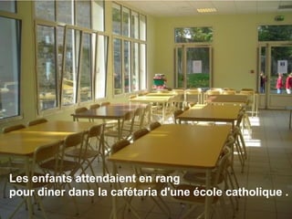 Les enfants attendaient en rang 
pour diner dans la cafétaria d'une école catholique . 
 