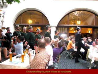 E lá foram eles pelo jardim interno do restaurante. 