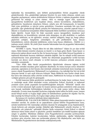 toplumdan hiç tanımadıkları, aynı kültürü paylaşmadıkları birinin peygamber olarak
gönderilmesidir. Zira, gönderildiği toplumun bireyleri ile aynı özden olmayan, onlarla aynı
duyguları paylaşmayan, onların problemlerini bilmeyen birinin o topluma peygamber olarak
gelmesinin bir mantığı ve yararı olamaz. Akla ve mantığa uygun olan, uyarıcının
[peygamberin] kendileriyle aynı kuşaktan olması, onların kavramlarını, alışkanlıklarını,
geleneklerini, hayatlarının detaylarını bilmesi, onlarla aynı dili konuşmasıdır, ki karşılıklı
ilişki içine girilebilsin ve işlevini yerine getirebilsin. Casusların seçiminde bile aynı kural
geçerlidir; eğer gönderileceği ülkede yetişmiş biri bulunamıyorsa, casusluk yapacak kişiye o
ülkenin ve insanlarının konuştukları dilden başlanarak bütün özellikleri ayrıntılarına varıncaya
kadar öğretilir. Ancak böyle bir ilişki sayesinde uyarıcı [peygamber], insanların nasıl
düşündüklerini; ne hissettiklerini; içlerinde neler dolaştığını; ne gibi eksiklikler ve zaaflarla
mücâdele ettiklerini; ne tür eğilimleri, arzuları, istekleri olduğunu; hangi işe, hangi çabaya
güçlerinin yettiğini, hangilerine yetmediğini; ne gibi problemlerle karşı karşıya
bulunduklarını; nelerin etkisinde kaldıklarını; nelere karşı hassas olduklarını... bilebilir ve o
topluma yararlı olabilir. İki yönlü [hem insanlar bakımından hem de peygamber bakımından]
başarı buna bağlıdır.
TEVHİD: 5. âyette, “birçok ilâhın bir tek ilâha indirilmesi” ifadesi ile yer alan tevhîd
inancı, bütün kâinatın temelini oluşturan en önemli ve en başta gelen ilkedir. İnsan hayatı ve
dolayısıyla toplum düzeni ancak bu ilke ile huzura kavuşur. Aksi hâlde bireysel hayatlarda ve
toplumsal düzenlerde huzurun olabilmesi mümkün değildir. İşte bu sebeple tevhîd inancının
yerleştirilmesine özen gösterilmiştir. Tarihin her döneminde peygamberler tevhîd kavramı
üzerinde son derece ısrarlı olmuşlar ve tevhîd inancının yerleşmesi yolunda amansız bir
mücâdele vermişlerdir.
Yüce Allah, daha önceki peygamberlerin öğretilerinde olmasına rağmen tevhîd
inancında sonradan meydana gelen sapmaları düzeltmek, bu inanca karışan asılsız eklentileri
çıkarmak, sapmaların en ileri boyutu olan mitolojik safsataları temizlemek üzere insanlığa son
uyarıcı olarak Peygamberimiz Muhammed'i (a.s) göndermiş, o'na indirdiği Kur’ân'ı da tevhîd
inancının berrak ve açık seçik kılavuzu kılmıştır. Başta Mekke'de inen âyetler olmak üzere,
Kur’ân'ın tüm dokusuna nüfuz ettirilen tevhîd inancı, Rabbimizin bu konuya ne kadar önem
verdiğini gösteren çok açık bir göstergedir.
Tevhîd inancının bütün gerekleriyle içselleştirilmesine bu kadar önem verilmesi, huzur
ve mutluluğa ancak Allah tarafından evrene yerleştirilen fiziksel, biyolojik ve toplumsal
yasalarla uyum içinde yaşamakla kavuşulabileceğinden dolayıdır. “Birlemek” demek olan
tevhîd, evrenin işleyişiyle ilgili yasalar ile insanın işlemesi gereken eylemlerin ortak yasasının
aynı kaynak tarafından belirlendiğinin kabulünü ve bu ortak yasaya teslim olmayı ifade
etmektedir. Evrenin insan dışındaki üyelerince doğrudan kabul edilen bu birlik yasası, insanın
ancak bilinçli tercihi ve övgüye değer çabası ile kabullenilmesi gereken bir olgudur. Kur’ân,
tüm insanlığı bu bilinçli tercihe, bu övgüye değer çabaya davet etmektedir.
Bu konuya 6-8. âyetlerin tahlilinde tekrar değinilecektir.
SİHİRBAZLIK, YALANCILIK İDDİASI: İslâm güneşi karşısında temelsiz inançları ve
sistemleri sarsılan, bu yüzden de ne yapacaklarını şaşıran kâfirler Peygamberimize karşı,
aslında kendilerinin bile inanmadığı yalanlara dayanan bir propaganda savaşı başlatmışlardı.
Ancak herkesin çok yakından tanıdığı Abdullah oğlu Muhammed'e yönelik itirazları ve “O
sihirbazdır, çok yalancıdır” şeklindeki iftiraları fayda vermemişti. Gerek fiziksel ve zihinsel
işkenceye maruz kalan yoksul ve güçsüzler, gerekse inandıkları için maddî kayıplara uğrayan
zengin ve güçlüler, Müslüman olduktan sonra Peygamberimizin yanından ayrılmıyorlardı.
Erkekler karılarından, kadınlar kocalarından, babalar oğullarından, oğullar babalarından
ayrılmayı göze alıyorlar, hatta ana yurtlarından göçmeyi bile düşünüyorlar, ama hiçbir şey
Müslümanları Peygamberimizin davetinden uzaklaştıramıyordu.
 