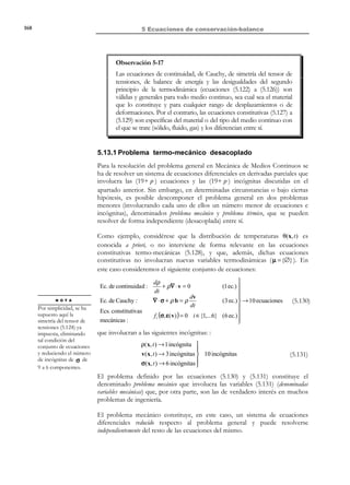 158

5 Ecuaciones de conservación-balance

Consideremos ahora los siguientes dos procesos:
N O T A

Al tratarse de un medio
no deformable la
potencia tensional es
nula (ver Observación
5-8) y toda variación de
la energía interna del
sistema derivará de una
variación de su
contenido de calor (ver
Observación 5-13).

1) En un cierto instante el freno actúa, la velocidad de giro de la rueda, ω ,
disminuye y por lo tanto disminuye su energía cinética ( dK  0 ). Por otra
parte, debido al rozamiento entre el freno y la rueda, se generará calor
produciéndose un aumento de la energía interna ( dU  0 ). La experiencia
demuestra que este proceso, en el que aumenta la energía interna a costa de
disminuir la energía cinética, puede darse en la realidad y que, por lo tanto,
es un proceso físicamente factible.
2) Manteniendo el freno sin aplicar, en un cierto instante la rueda aumenta
espontáneamente su velocidad de giro ω y por lo tanto aumenta su energía
cinética ( dK  0 ). De acuerdo con el primer principio disminuirá la energía
interna del sistema ( dU  0 ). Sin embargo, la experiencia demuestra que
nunca se produce este aumento (espontáneo) de la velocidad de la rueda ni
la consiguiente disminución de la cantidad de calor del sistema (que se
reflejaría en una disminución de su temperatura).
La conclusión ante esta observación es que el segundo proceso considerado en el
ejemplo no es un proceso físico factible. Más generalmente, para el sistema
considerado solo son factibles procesos termodinámicos que tiendan a
aumentar la energía interna y a disminuir la energía cinética y no lo contrario.
Concluimos, pues, que solo cuando un determinado proceso físico es factible el primer
principio es aplicable, y se advierte la necesidad de determinar cuándo un
determinado proceso físico es factible o si un proceso físico es factible en una
dirección, en ambas o en ninguna. La respuesta a esta cuestión la proporciona
el segundo principio de la termodinámica.
Las anteriores consideraciones llevan a clasificar, desde un punto de vista
termodinámico, los posibles procesos físicos en procesos factibles o no factibles y,
además, sugieren clasificar los procesos factibles en procesos reversibles y procesos
irreversibles.

Definiciones
Proceso reversible: un proceso termodinámico A → B es reversible si es
posible volver desde el estado termodinámico final B al estado
termodinámico inicial A , por el mismo camino (ver Figura 5-22).
Proceso irreversible: un proceso termodinámico A → B es irreversible si
no es posible volver desde el estado termodinámico final B al estado
termodinámico inicial A , por el mismo camino (aunque pueda volverse al
mismo por un camino distinto, ver Figura 5-22).

© Els autors, 2002; © Edicions UPC, 2002

 