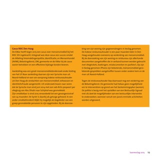 19Jaarverslag 2015
Casus RIEC Den Haag
De KMar heeft begin 2015 een casus over mensensmokkel bij het
RIEC DH ingebracht. Integraal was deze casus een succes omdat
de Afdeling Vreemdelingenpolitie, Identificatie, en Mensenhandel
(AVIM), Belastingdienst, OM, gemeente en de KMar bij de casus
waren betrokken en een effectieve bijdrage konden leveren.
Aanleiding was een groot mensensmokkelonderzoek onder leiding
van het LP. Naar aanleiding daarvan zijn een Syrische man uit
Noord-Holland en een van oorsprong Irakese reisbureauhouder
uit Den Haag als verdachten van mensensmokkel, witwassen en
identiteitsfraude aangemerkt. Uit onderzoek kwam naar voren
dat de Syrische man eind juni 2014 met een vals Brits paspoort per
vliegtuig van Abu Dhabi naar Schiphol was gesmokkeld.
Zijn smokkelaar is eind 2015 veroordeeld tot een gevangenisstraf
van 24 maanden. De Syriër is daarbij als getuige gehoord. In een
ander smokkelincident blijkt hij mogelijk als begeleider van een
groep gesmokkelde personen te zijn opgetreden. Bij de doorzoe-
king van zijn woning zijn gegevensdragers in beslag genomen.
De Irakese reisbureauhouder is een paar maanden later in Den
Haag aangehouden eveneens op verdenking van mensensmokkel.
Bij de doorzoeking van zijn woning en reisbureau zijn allerhande
documenten aangetroffen die in verband kunnen worden gebracht
met vliegtickets, boekingen, reisdocumenten en pasfoto’s. Op zijn
in beslag genomen iPhone zijn belastende, mensensmokkel-gere-
lateerde gesprekken aangetroffen tussen onder andere hem en de
man uit Noord-Holland.
Tegen de reisbureauhouder liep daarnaast nog een vordering van
de Belastingdienst. De gemeente had helaas geen mogelijkheid
om te interveniëren op grond van het bestemmingsplan (wonen).
De politie is bezig met het opstellen van een Bestuurlijk Signaal
met als doel de mogelijkheden van een bestuurlijke interventie
te onderzoeken, wanneer vanuit een pand criminele activiteiten
worden uitgevoerd.
 