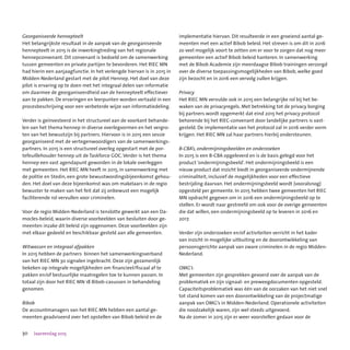 30 Jaarverslag 2015
Georganiseerde hennepteelt
Het belangrijkste resultaat in de aanpak van de georganiseerde
hennepteelt in 2015 is de inwerkingtreding van het regionale
hennepconvenant. Dit convenant is bedoeld om de samenwerking
tussen gemeenten en private partijen te bevorderen. Het RIEC MN
had hierin een aanjaagfunctie. In het verlengde hiervan is in 2015 in
Midden-Nederland gestart met de pilot Hennep. Het doel van deze
pilot is ervaring op te doen met het integraal delen van informatie
om daarmee de georganiseerdheid van de hennepteelt effectiever
aan te pakken. De ervaringen en leerpunten worden vertaald in een
procesbeschrijving voor een verbeterde wijze van informatiedeling.
Verder is geïnvesteerd in het structureel aan de voorkant behande-
len van het thema hennep in diverse overlegvormen en het vergro-
ten van het bewustzijn bij partners. Hiervoor is in 2015 een sessie
georganiseerd met de vertegenwoordigers van de samenwerkings-
partners. In 2015 is een structureel overleg opgestart met de por-
tefeuillehouder hennep uit de Taskforce GOC. Verder is het thema
hennep een vast agendapunt geworden in de lokale overleggen
met gemeenten. Het RIEC MN heeft in 2015, in samenwerking met
de politie en Stedin, een grote bewustwordingsbijeenkomst gehou-
den. Het doel van deze bijeenkomst was om makelaars in de regio
bewuster te maken van het feit dat zij onbewust een mogelijk
faciliterende rol vervullen voor criminelen.
Voor de regio Midden-Nederland is tenslotte gewerkt aan een Da-
mocles-beleid, waarin diverse voorbeelden van besluiten door ge-
meenten inzake dit beleid zijn opgenomen. Deze voorbeelden zijn
met elkaar gedeeld en beschikbaar gesteld aan alle gemeenten.
Witwassen en integraal afpakken
In 2015 hebben de partners  binnen het samenwerkingsverband
van het RIEC MN 30 signalen ingebracht. Deze zijn gezamenlijk
bekeken op integrale mogelijkheden om financieel/fiscaal af te
pakken en/of bestuurlijke maatregelen toe te kunnen passen. In
totaal zijn door het RIEC MN 18 Bibob-casussen in behandeling
genomen.
Bibob
De accountmanagers van het RIEC MN hebben een aantal ge-
meenten geadviseerd over het opstellen van Bibob beleid en de
implementatie hiervan. Dit resulteerde in een groeiend aantal ge-
meenten met een actief Bibob beleid. Het streven is om dit in 2016
zo veel mogelijk voort te zetten om er voor te zorgen dat nog meer
gemeenten een actief Bibob beleid hanteren. In samenwerking
met de Bibob Academie zijn meerdaagse Bibob trainingen verzorgd
over de diverse toepassingsmogelijkheden van Bibob, welke goed
zijn bezocht en in 2016 een vervolg zullen krijgen.
Privacy
Het RIEC MN vervulde ook in 2015 een belangrijke rol bij het be-
waken van de privacyregels. Met betrekking tot de privacy borging
bij partners wordt opgemerkt dat eind 2015 het privacy protocol
behorende bij het RIEC-convenant door landelijke partners is vast-
gesteld. De implementatie van het protocol zal in 2016 verder vorm
krijgen. Het RIEC MN zal haar partners hierbij ondersteunen.
B-CBA’s, ondermijningsbeelden en onderzoeken
In 2015 is een B-CBA opgeleverd en is de basis gelegd voor het
product ‘ondermijningsbeeld’. Het ondermijningsbeeld is een
nieuw product dat inzicht biedt in georganiseerde ondermijnende
criminaliteit, inclusief de mogelijkheden voor een effectieve
bestrijding daarvan. Het ondermijningsbeeld wordt (vooralsnog)
opgesteld per gemeente. In 2015 hebben twee gemeenten het RIEC
MN opdracht gegeven om in 2016 een ondermijningsbeeld op te
stellen. Er wordt naar gestreefd om ook voor de overige gemeenten
die dat willen, een ondermijningsbeeld op te leveren in 2016 en
2017.
Verder zijn onderzoeken en/of activiteiten verricht in het kader
van inzicht in mogelijke uitbuiting en de doorontwikkeling van
persoonsgerichte aanpak van zware criminelen in de regio Midden-
Nederland.
OMG’s
Met gemeenten zijn gesprekken gevoerd over de aanpak van de
problematiek en zijn signaal- en preweegdocumenten opgesteld.
Capaciteitsproblematiek was één van de oorzaken van het niet snel
tot stand komen van een doorontwikkeling van de projectmatige
aanpak van OMG’s in Midden-Nederland. Operationele activiteiten
die noodzakelijk waren, zijn wel steeds uitgevoerd.
Na de zomer in 2015 zijn er weer voorstellen gedaan voor de
 