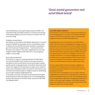 31Jaarverslag 2015
Casus RIEC Midden-Nederland
Eind september 2015 vond een grote, integrale controle plaats in
een horecagelegenheid in een gemeente in Midden-Nederland.
Aan deze actie hebben de gemeente, politie, brandweer, Belas-
tingdienst, Douane en het RIEC MN deelgenomen.
Aanleiding was de door een ander RIEC aan het RIEC MN ver-
strekte informatie dat de horecagelegenheid mogelijk als broed-
plaats dient voor ondermijnende criminele activiteiten. Bijzonder
was dat er op het moment van de actie ook een Bibob-onderzoek
liep naar de eigenaren van de club voor een vergunningaanvraag.
Het RIEC MN verleende ondersteuning bij het Bibob-onderzoek.
Het tegenhouden en verstoren van mogelijke criminele onder-
mijnende activiteiten in en rondom de gelegenheid werd door
betrokken partners als gezamenlijke prioriteit benoemd. Verder
zouden de uitkomsten van de actie ook meegenomen kunnen
worden bij de beslissing op de lopende vergunningaanvraag.
De actie is gezamenlijk voorbereid, waarbij de veiligheid van
het publiek en de deelnemers aan de actie prioriteit één was.
De actie verliep zonder problemen en was een groot succes. De
opbrengst van de actie
was onder andere de inbeslagname van een wapen. Ook werd
vastgesteld dat cameratoezicht en detectiepoorten ontbraken en
dat de brandveiligheid niet op orde was. Deze bevindingen waren
voor de burgemeester voldoende om de gelegenheid definitief te
sluiten en de vergunning te weigeren. Gezamenlijke voorberei-
ding en een integrale actie, met ondersteuning van het RIEC MN,
hebben tot deze mooie resultaten geleid.
‘Groei aantal gemeenten met
actief Bibob beleid’
doorontwikkeling van de projectmatige aanpak van OMG’s. Het
zwaartepunt ligt op de lokale aanpak en er wordt een persoonsge-
richte aanpak ingezet als zich hier ook kansen voordoen voor een
concreet vervolg.
Schijnbaar onaantastbaren
Op initiatief van de Taskforce GOC Midden-Nederland is in 2014 een
aanpak ontwikkeld op de groepen die zich onaantastbaar wanen.
Te denken valt aan specifiek benoemde netwerken en groeperin-
gen. Om het principe “Integraal, tenzij …“ maximaal te kunnen
benutten, is de aanpak in 2015 verder uitgebouwd naar een meer
integrale. Enkele integrale onderzoeken die in 2014 zijn gestart,
kregen in 2015 vervolg.
Bestuurlijke weerbaarheid
De toename in vragen om ondersteuning door het RIEC MN in
casussen/onderzoeken, waar het bestuur een groot aandeel in
had, geeft aan dat zij actief werken aan de bestuurlijke en geïnte-
greerde aanpak van georganiseerde criminaliteit. Daarnaast wordt
steeds meer ingezet op het opbouwen van eigen kennis, zodat het
bestuur meer zelfredzaam wordt. Gemeenten nemen tevens in toe-
nemende mate de bestuurlijke en integrale aanpak als doelstelling
op in de eigen integrale veiligheidsplannen.
In het najaar 2015 vond in het kader van bewustwording de goed
bezochte bestuursconferentie ‘Moed moet in de aanpak georgani-
seerde ondermijnende criminaliteit’ plaats, waaraan het RIEC MN
een bijdrage leverde.
 