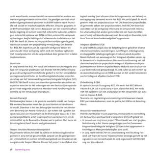 36 Jaarverslag 2015
zoals woonfraude, mensenhandel, mensensmokkel en andere vor-
men van georganiseerde criminaliteit. De gevolgen van niet en/of
verkeerd geregistreerde personen in de BRP hebben naast financi-
ële ook sociale en maatschappelijke effecten. Onjuiste gegevens in
de BRP bemoeilijken het correct toepassen van een inkomensafhan-
kelijke regeling en kunnen leiden tot onterechte subsidies, uitkerin-
gen, onterechte opbouw van AOW-rechten, onterechte aanspraak
op toeslagen, kwijtscheldingen of uitwonende studiebeurzen. Het
RIEC NH heeft dit thema in 2015 op de bestuurlijke agenda gezet,
waarna de aanpak een projectmatig vervolg kreeg. Ook leverde
het RIEC NH expertise aan de regionale werkgroep ‘Woon- en
adresfraude’. Deze werkgroep zal in 2016 een ‘toolbox’ opleveren
met modelproducten om de aanpak lokaal door gemeenten te laten
implementeren.
Prostitutie
In 2015 leverde het RIEC NH input ten behoeve van de integrale ana-
lyse niet-vergunde prostitutie. Ook leverde het RIEC NH een bijdra-
ge aan de werkgroep Prostitutie die gestart is met het ontwikkelen
van regionaal prostitutie- en handhavingsbeleid onder projectlei-
derschap van het Samenwerkingsverband Integrale Veiligheid (SIV).
Het RIEC NH heeft in 2015 ook meerdere gemeenten van advies en
expertise voorzien na het ontvangen van een bestuurlijke rapporta-
ge van niet-vergunde prostitutie. Hierdoor vond handhaving in de
eenheid op een eenduidige wijze plaats.
Bazaar Beverwijk
De Beverwijkse bazaar is de grootste overdekte markt van Europa.
Elk weekend bezoeken meer dan 50.000 klanten en handelaren
de markt. Daardoor is het een belangrijke toeristische trekpleister
voor Beverwijk (en Noord-Holland). Er zijn echter ook signalen dat
sprake zou zijn van misstanden op de Beverwijkse bazaar. Er is een
aantal projectteams actief waarin partners samenwerken om de
criminaliteit op de Beverwijkse Bazaar aan te pakken. Met name de
Belastingdienst heeft daarin veel geïnvesteerd.
Havens IJmuiden/Noordzeekanaalgebied
De gemeente Velsen, het OM, de politie en de Belastingdienst be-
gonnen in 2013 met de gezamenlijke aanpak van de (georganiseer-
de) criminaliteit en overlast in het havengebied van IJmuiden en de
aangrenzende Seaport Marina. Binnen het project is een lokaal stra-
tegisch overleg (met als voorzitter de burgemeester van Velsen) en
een regiegroep benoemd waarin het RIEC NH participeert. Er wordt
gewerkt met een projectstructuur. Het OM levert een projectleider,
de gemeente Velsen een projectsecretaris. Het RIEC NH levert de
voorzitter van de werkgroep informatie. In verband met informa-
tie-uitwisseling met andere gemeenten die een haven bezitten
aan of nabij het Noordzeekanaal, zoals Beverwijk en Zaanstad, is de
term ‘havens Noordzeekanaalgebied’ opgenomen.
Integraal afpakken/STOB
In 2015 heeft de aanpak voor de Belastingdienst geleid tot diverse
inkomenscorrecties, navorderingen, naheffingen, inbeslagnames
en stopgezette betalingsregelingen. Eind 2015 deed de politie
Noord-Holland een aanvraag om het integraal afpakken verder op
te bouwen en te implementeren. Hiermee is continuering van het
dienstverband van de projectleider Integraal Afpakken en de pro-
jectmedewerker binnen de politie Noord-Holland voor de duur van
2 jaar (tot eind 2017) gewaarborgd. In 2016 zullen zij zich richten op
de doorontwikkeling van de STOB-aanpak en het verder bevorderen
van het integraal afpakken buiten STOB.
Ontwikkeling B-CBA
In opdracht van de Stuurgroep RIEC NH werkt het RIEC NH een
nieuwe B-CBA  uit in 2016/2017. In 2015 startte het RIEC NH reeds
met het opstellen van een analyseplan en het verzamelen van data
voor de nieuwe B-CBA.
Tevens is een begeleidingscommissie ingesteld waaraan diverse
RIEC-partners deelnemen, zoals de politie, het OM en de Belasting-
dienst.
Bestuurlijke weerbaarheid
Het RIEC NH leverde in 2015 expertise, menskracht en voorlichting
om bestuurlijke weerbaarheid te vergroten. Dit heeft geleid tot:
•	 In januari van 2015 is een project ‘Woonfraude’ van start gegaan.
Beleidsmatig is het thema overgedragen aan het Samenwer-
kingsverband Integrale Veiligheid (SIV) en is het opgenomen in
het Integraal Meerjarenbeleidsplan 2015-2018.
•	 In 2015 heeft het RIEC NH in samenwerking met Stichting Fair-
work vijf ‘Train de Trainer’-bijeenkomsten verzorgd, gericht op het
signaleren van mensenhandel. In 2016 organiseert het RIEC NH
nog een bijeenkomst.
 