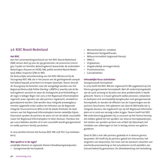 40 Jaarverslag 2015
3.6	 RIEC Noord-Nederland
Het RIEC
Aan het samenwerkingsverband van het RIEC Noord-Nederland
(NN) nemen deel 59 (van de 59) gemeenten, de provincies Gronin-
gen, Fryslân en Drenthe, Belastingdienst (waaronder de onderdelen
Belastingen, Douane en FIOD), OM, politie eenheid Noord-Neder-
land, KMar, Inspectie SZW en IND.
De bestuurlijke verantwoording van het RIEC NN berust bij de
Stuurgroep RIEC NN, die in het proces van de geïntegreerde aanpak
het beleid bepaalt, prioriteert en knopen doorhakt.Tevens bereidt
de Stuurgroep de besluiten voor die voorgelegd worden aan het
Regionaal Bestuurlijk Politie Overleg + (RBPO+), waarbij ook de Be-
lastingdienst aansluit en waar de strategische prioriteitstelling in
de regio is belegd. Begin mei 2015 is het Regionaal Informatieplein
ingericht, waar signalen van alle partners ingebracht, veredeld en
geanalyseerd worden. Ook worden daar integrale preweegdocu-
menten opgesteld onder andere ten behoeve van de Regionale
Integrale Stuurcommissie (RIS) en/of de lokale Driehoek. De deel-
nemers van het Regionaal Informatieplein komen wekelijks bijeen.
Daarnaast spraken de partners de wens uit om de lokale casustafels
naast het Regionaal Informatieplein te laten bestaan. Hierdoor kan
per casus bekeken worden of er een casustafel wordt georganiseerd
en welke partners hierbij aansluiten.
In 2015 werkten binnen het bureau RIEC NN 12,81 fte’s (14 medewer-
kers).
Wat speelt er in de regio?
Landelijke thema’s en regionale thema’s/handhavingsknelpunten
•	 Georganiseerde hennepteelt;
•	 Mensenhandel en -smokkel;
•	 Witwassen/Vastgoedfraude;
•	 Milieucriminaliteit (regionaal thema);
•	 OMG’s;
•	 Vrijplaatsen;
•	 Ongebruikelijk vermogen/bezit;
•	 Prostitutiesector;
•	 Cannabisketen.
Inhoudelijke focus activiteiten
Georganiseerde hennepteelt
In 2015 heeft het RIEC NN een regionaal B-CBA opgeleverd op het
thema georganiseerde hennepteelt. Met dit ondermijningsbeeld
zijn de aard, omvang en locaties van deze problematiek in beeld
gebracht.Tevens is in kaart gebracht welke personen, netwerken
en bedrijven zich vermoedelijk bezighouden met georganiseerde
hennepteelt, en worden de effecten van de inspanningen van de
partners beschreven. Het opleveren van deze B-CBA leidde tot 13
integrale dossiers, die ingebracht zijn op het Regionaal Informatie-
plein en in 2016 een vervolg zullen krijgen.Tevens heeft het RIEC
NN ondersteuning geboden bij 27 casussen op het thema hennep,
die hebben geleid tot het oprollen van diverse hennepkwekerijen,
het sluiten van panden op basis van artikel 13b Opiumwet, het
intrekken van uitkeringen en het in beslag nemen van geld en
goederen.
Deze B-CBA is met alle partners gedeeld en in diverse gremia
besproken. Dit heeft bij de partners geleid tot interventies, het
vergroten van bewustzijn, het meer aan de voorkant uitventen van
overheidssamenwerking en het actualiseren en/of opstellen van
(nieuw) beleid bij gemeenten. De olievlekwerking met betrekking
 