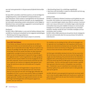 48 Jaarverslag 2015
van met name gemeenten in de grensoverschrijdende bestuurlijke
aanpak.
De twee RIEC’s wisselden actief best practices uit met de Belgische
veiligheidspartners, zoals het Netwerk Gewapend Bestuur in
Oost-Vlaanderen.Tevens wordt er samengewerkt met het Federaal
Parket in België met als doel het verbreden van de mogelijkheden
tot informatie-uitwisseling rondom antecedenten tussen België en
Nederland. Deze samenwerking is opgepakt in samenwerking met
het Landelijk Bureau Bibob (LBB).
Dashboard
De RIEC’s OB en ZWB hebben in 2015 met de Taskforce Brabant-Zeel-
and (BZ) een Dashboard ontwikkeld met de volgende doelstellingen:
•	 Monitoring met het oog op bijsturen;
•	 Resultaten inzichtelijk maken (input, output en outcome);
Casus RIEC Oost-Brabant
In het Oosten van Brabant huist een motorclub die als OMG te
boek staat. De leden van de motorclub zelf zijn van oordeel geen
OMG te zijn en verwoorden dat als volgt:“Wij zijn een gewone mo-
torclub, een gezellige club.We rijden op motoren, maar meer niet”.
In het begin van het jaar werden drie leden van deze motorclub
aangehouden vanwege het bezit van hennep. De betreffende
leden zijn door de club geroyeerd. De gemeente kreeg vervolgens
het volgende verzoek:“Luister burgemeester, we willen graag een
clubhuis, die drie mannen hebben we de club uit gegooid, we zijn
een nette motorclub”. Op het moment dat de motorclub zijn club-
huis in gebruik nam, kwamen de uitgezette leden gewoon weer
terug. Op mysterieuze wijze zijn ze kennelijk weer in de gratie
gekomen.
Later bleek dat een van de hoogste leden in rang van deze mo-
torclub prominent in een henneponderzoek naar voren kwam.
Dan kun je als club toch niet meer met droge ogen volhouden dat
toevallig een lid ‘fout’ is, op zo’n zware positie! Tijdens de integrale
actiedag die volgde werd in zijn pand een grote zak met hennep-
toppen gevonden. Dezelfde man organiseerde eveneens een voor
die kringen heel belangrijk feest, dat heel groots opgezet zou
worden, voor zijn motorclub.
•	 Benchmarking (input t.b.v. onderlinge vergelijking);
•	 Real time zicht verschaffen in zaken en interventies met het oog
op keuzeproces in stuurploegen.
Communicatie
De RIEC’s in Zeeland en Brabant investeren op het gebied van com-
municatie. Het inzetten van communicatie als interventie-instru-
ment in casuïstiek begint steeds meer effect te sorteren. Communi-
catie is een nieuw instrument in de toolbox tegen ondermijnende
criminaliteit. Door de juiste middelen te kiezen en communicatie
strategisch in te zetten, kun je de sociale positie van criminelen
verstoren. Hierdoor wordt het voor criminelen moeilijker om hun
activiteiten voort te zetten.
De RIEC’s OB en ZWB ondersteunen de partners bij de strategische
inzet van communicatie, door hen op casusniveau met advies te
ondersteunen.
De resultaten van de actiedag zijn later zelfs op de voorpagina van
de regionale krant terechtgekomen. Niet lang daarna belt de presi-
dent van de motorclub de contactpersoon van de politie:“We wisten
niet dat onze vriend in de hennep zat.We gaan nog maar eens kijken
of we ons feest wel echt door moeten laten gaan”.
Het feest gaat uiteindelijk inderdaad niet door. Dat was waarschijn-
lijk niet de keuze van de club, maar de druk vanuit de omgeving die
zorgde voor deze beslissing. Het prominente lid van de motorclub is
opgepakt, diens aanhouding was hot nieuws binnen de motorclub
en de club wordt nog steeds als OMG gezien. De president moet ge-
dacht hebben:  “Als we nu dat feest gaan houden worden er geheid
foto’s gemaakt. Misschien wordt er ook gekeken naar overtredin-
gen...” Geheid dat er op zo’n motorfeest met motorrijders wel iets
onoorbaars gebeurd was, op dat moment waren in ieder geval alle
ogen op hen gericht.
Het RIEC OB heeft ervoor gezorgd dat de gemeente verscherpt oplet-
te en er door de politie opgeschaald werd. Daarbij was er sprake van
grote media-aandacht voor de zaak. Door krachten te bundelen kan
je meer bereiken.
 