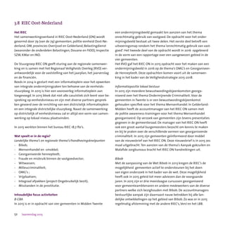 52 Jaarverslag 2015
3.8	 RIEC Oost-Nederland
Het RIEC
Het samenwerkingsverband in RIEC Oost-Nederland (ON) wordt
gevormd door 79 (van de 79) gemeenten, politie eenheid Oost-Ne-
derland, OM, provincies Overijssel en Gelderland, Belastingdienst
(waaronder de onderdelen Belastingen, Douane en FIOD), Inspectie
SZW, KMar en IND.
De Stuurgroep RIEC ON geeft sturing aan de regionale samenwer-
king en is samen met het Regionaal Veiligheids Overleg (RVO) ver-
antwoordelijk voor de vaststelling van het jaarplan, het jaarverslag
en de financiën.
Reeds in 2014 is gestart met een informatieplein voor het opwerken
van integrale ondermijningzaken ten behoeve van de eenheids-
stuurploeg. In 2015 is hier een vooroverleg informatieplein aan
toegevoegd. In 2015 bleek dat niet alle casuïstiek zich leent voor be-
spreking op eenheidsniveau en zijn met diverse partners gesprek-
ken gevoerd over de inrichting van een districtelijk informatieplein
en een integrale districtelijke stuurploeg. Naast de samenwerking
op districtelijk of eenheidsniveau zal er altijd een vorm van samen-
werking op lokaal niveau plaatsvinden.
In 2015 werkten binnen het bureau RIEC 18,7 fte’s.
Wat speelt er in de regio?
Landelijke thema’s en regionale thema’s/handhavingsknelpunten
-	 Bibob;
-	 Mensenhandel en -smokkel;
-	 Georganiseerde hennepteelt;
-	 Fraude en misbruik binnen de vastgoedsector;
-	 Witwassen;
-	 Milieucriminaliteit;
-	 OMG’s ;
-	 Vrijplaatsen;
-	 Integraal afpakken (project Ongebruikelijk bezit);
-	 Misstanden in de prostitutie.
Inhoudelijke focus activiteiten
B-CBA
In 2015 is er in opdracht van vier gemeenten in Midden Twente
een ondermijningsbeeld gemaakt ten aanzien van het thema
onrechtmatig gebruik van vastgoed. De opdracht voor het onder-
mijningsbeeld bestaat uit twee delen. Het eerste deel betreft een
uitvoeringsmap rondom het thema ‘onrechtmatig gebruik van vast-
goed’. Het tweede deel van de opdracht wordt in 2016  opgeleverd
in de vorm van een rapportage over een aangewezen gebied in de
vier gemeenten.
Het RVO gaf het RIEC ON in 2015 opdracht voor het maken van een
ondermijningsbeeld in 2016 op de thema’s OMG’s en Georganiseer-
de Hennepteelt. Deze opdrachten komen voort uit de samenwer-
king in het kader van de Veiligheidsstrategie 2015-2018.
Informatiepositie lokaal bestuur
In 2015 zijn meerdere bewustwordingsbijeenkomsten georga-
niseerd over het thema Ondermijnende Criminaliteit. Voor de
gemeenten in Twente is er een bewustwordingsbijeenkomst
gehouden specifiek voor het thema Mensenhandel. In Gelderland-
Midden heeft de accountmanager van het RIEC ON samen met
de politie awareness-trainingen voor het thema Mensenhandel
georganiseerd. Op verzoek van gemeenten zijn tevens presentaties
gegeven in de gemeenteraad. De manager van het RIEC ON heeft
ook een groot aantal burgemeesters bezocht om kennis te maken
en bij te praten over de verschillende vormen van georganiseerde
criminaliteit. In 2015 zijn gemeenten geïnformeerd door middel
van de nieuwsbrief van het RIEC ON. Deze nieuwsbrief is in 2015 zes
maal uitgebracht.Ten aanzien van de thema’s Aanpak gokzuilen en
Malafide zorgbureaus bracht het RIEC ON handreikingen uit.
Bibob
Met de aanpassing van de Wet Bibob in 2013 kregen de RIEC’s de
mogelijkheid  gemeenten actief te ondersteunen bij het doen
van eigen onderzoek in het kader van de wet. Deze mogelijkheid
heeft ook in 2015 geleid tot meer adviezen dan de voorgaande
jaren. In 2015 zijn er drie meerdaagse cursussen georganiseerd
voor gemeenteambtenaren en andere medewerkers van de diverse
partners welke zich bezighouden met Bibob. De accountmanagers
bestuurlijke aanpak zijn daarnaast nauw betrokken bij alle lan-
delijke ontwikkelingen op het gebied van Bibob. Zo was er in 2015
regelmatig afstemming met de andere RIEC’s, VenJ en het LBB.
 