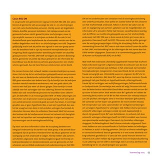 55Jaarverslag 2015
Casus RIEC ON
In 2014 bracht een gemeente een signaal in bij het RIEC ON. Een adres
binnen de gemeente viel op vanwege de vele in- en uitschrijvingen
van met name buitenlandse personen. Hierbij waren als begeleiders
telkens dezelfde personen betrokken. Het baliepersoneel van de
gemeente had een slecht gevoel bij deze inschrijvingen, maar zij
zijn verplicht mensen in te schrijven en deden dit dus ook. In het
desbetreffende pand exploiteerde de schoonvader van één van de be-
trokken begeleiders rond de in- en uitschrijvingen, een café. Ongeveer
gelijktijdig bracht ook de politie een signaal in over een groep perso-
nen die betrokken leek te zijn bij meerdere hennepkwekerijen in de
omgeving. Beide signalen bleken betrekking te hebben om dezelfde
groep personen. Het RIEC ON heeft vervolgens de partners Belasting-
dienst, gemeente en politie bij elkaar gebracht en de informatie die
beschikbaar was bij de diverse partners geanalyseerd en een relatie-
schema gemaakt. Aan de hand hiervan ontstond een eerste beeld.  
De mensen binnen het netwerk hadden meerdere bedrijven op naam
staan. Het viel op dat er ook bedrijven gekoppeld waren aan personen
die niet over de Nederlandse nationaliteit beschikten en waar in de
BRP geen woonadres van bekend was. Op de loonlijst van de bedrijven
stonden meestal meerdere werknemers, met een goed salaris, die
vaak na een half jaar weer uit dienst gingen. Deze termijn is nood-
zakelijk voor het aanvragen van een uitkering. Binnen het netwerk
bleken dan ook verschillende personen te beschikken over uitkerin-
gen. Dit betroffen in de meeste gevallen WW- of WAO-uitkeringen. De
inkomsten van de personen waren op papier gering, toch viel op dat
een aantal personen onroerend goed op naam had staan. In sommige
gevallen was er geen hypotheek.Was er wel een hypotheek dan was
het de vraag hoe men deze in het verleden verkregen had omdat de
inkomsten hiervoor leken te ontbreken. Daarnaast bleef het vermoe-
den bestaan dat de hoofpersonen binnen het netwerk zich bezighiel-
den met het opzetten van hennepkwekerijen in eigen woningen en
huurwoningen van de woningbouwstichting.
Op basis van deze informatie is door de stuurploeg besloten een
integraal onderzoek op te starten naar deze groep. In de periode daar-
opvolgend zijn de partners meerdere keren bij elkaar gekomen om de
voortgang van het onderzoek te volgen. Hierbij hebben alle partners
activiteiten uitgevoerd.Voor de Belastingdienst gaat het hierbij om
bedrijvenbezoeken en derdenonderzoek, voor de gemeente om het
uitvoeren van een Bibob-onderzoek met ondersteuning van het RIEC
ON en het onderhouden van contacten met de woningbouwstichting
over onderhuursituaties.Voor politie en Justitie betrof dit het uitvoeren
van het strafrechtelijk onderzoek.Telkens is binnen de kaders van de
wet- en regelgeving van partners  gekeken naar de mogelijkheden om
informatie uit te wisselen. Politie had hierover vanzelfsprekend overleg
met de Officier van Justitie die gekoppeld was aan het strafrechtelijk
onderzoek. Het RIEC ON was in deze vooral de linkin-pin tussen de or-
ganisaties. Daarnaast heeft het RIEC ON samen met de politie gezorgd
voor de voortgangsrapportages richting de stuurploeg. Buiten de sa-
menwerking binnen het RIEC was er ook nauw contact tussen de politie
en het UWV, met betrekking tot de uitkeringen die met name door het
UWV werden uitgegeven. Daarnaast is er samenwerking gezocht met
de Kamer van Koophandel (KvK) en de IND.
Wat heeft het onderzoek uiteindelijk opgeleverd? Hoewel het strafrech-
telijk onderzoek nog niet is afgerond worden de contouren van de resul-
taten van het onderzoek wel zichtbaar. In het onderzoek zijn tientallen
hennepkwekerijen meegenomen. Daarnaast bleek dat de vermeende
fraude omvangrijk was. Uiteindelijk waren er ongeveer 160 BV’s te lin-
ken aan de verdachten. Met deze BV’s werd op diverse manieren fraude
gepleegd. Het gaat hierbij om hypotheekfraude, uitkeringsfraude,
fraude bij het verkrijgen van verblijfsvergunningen, faillisementsfraude
en tankpasfraude. De werkwijze was veelal als volgt. Personen die niet
over de Nederlandse nationaliteit beschikken werden verleid om een BV
op naam te laten zetten.Vaak werden deze BV’s gekocht en hadden de
voormalig bestuurders van de BV tot het moment van verkoop voldaan
aan alle plichten.Vervolgens werd er met deze bedrijven gefraudeerd.
Dit varieerde van het kopen van goederen die nooit werden betaald,
tot het opmaken van valse salarisstroken en werkgeversverklaringen
om vervolgens hypotheken te verkrijgen. Ook hebben diverse personen
onterecht uitkeringen verkregen omdat zij nooit daadwerkelijk in
dienst zijn geweest bij de BV’s van betrokkenen. In verband met deze
onterecht verkregen uitkeringen heeft het UWV inmiddels voor tonnen
aan openstaande vorderingen. Daarnaast zijn tientallen uitkeringen
stopgezet. De Belastingdienst heeft diverse controles uitgevoerd. Daar-
naast hebben ze een carrouselfraude in Duitsland weten te beëindigen
en hebben ze auto’s in beslag genomen. Ook zijn er diverse naheffingen
en correcties berekend.Voor de gemeente is er met name alertheid rich-
ting toekomst gecreëerd. Er is kans dat een aantal mensen binnen het
netwerk zich zullen melden bij de gemeente voor een bijstandsuitkering
nu de uitkering van het UWV is beëindigd. Ook is er extra alertheid met
betrekking tot in- en uitschrijvingen voor panden.
 