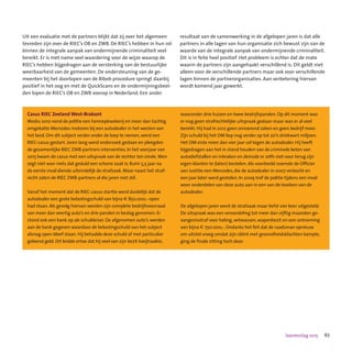 67Jaarverslag 2015
Casus RIEC Zeeland West-Brabant
Medio 2010 vond de politie een hennepkwekerij en meer dan tachtig
omgekatte Mercedes motoren bij een autodealer in het westen van
het land. Om dit subject verder onder de loep te nemen,werd een
RIEC-casus gestart. Jaren lang werd onderzoek gedaan en pleegden
de gezamenlijke RIEC ZWB-partners interventies. In het voorjaar van
2015 kwam de casus met een uitspraak van de rechter ten einde. Men
zegt niet voor niets dat geduld een schone zaak is:Ruim 5,5 jaar na
de eerste inval diende uiteindelijk de strafzaak. Maar naast het straf-
recht zaten de RIEC ZWB-partners al die jaren niet stil.
Vanaf het moment dat de RIEC-casus startte werd duidelijk dat de
autodealer een grote belastingschuld van bijna e 850.000,- open
had staan. Als gevolg hiervan werden zijn complete bedrijfsvoorraad
van meer dan veertig auto’s en drie panden in beslag genomen. Er
stond ook een bank op als schuldeiser. De afgenomen auto’s werden
aan de bank gegeven waardoor de belastingschuld van het subject
alsnog open bleef staan. Hij betaalde deze schuld af met particulier
geleend geld. Dit leidde ertoe dat hij veel van zijn bezit kwijtraakte,
waaronder drie huizen en twee bedrijfspanden. Op dit moment was
er nog geen strafrechtelijke uitspraak gedaan maar was er al veel
bereikt. Hij had in 2012 geen onroerend zaken en geen bedrijf meer.
Zijn schuld bij het OM liep nog verder op tot zo’n driekwart miljoen.  
Het OM eiste meer dan vier jaar cel tegen de autodealer. Hij heeft
bijgedragen aan het in stand houden van de criminele keten van
autodiefstallen en inbraken en deinsde er zelfs niet voor terug zijn
eigen klanten te (laten) bestelen. Als voorbeeld noemde de Officier
van Justitie een Mercedes,die de autodealer in 2007 verkocht en
een jaar later werd gestolen. In 2009 trof de politie tijdens een inval
weer onderdelen van deze auto aan in een van de loodsen van de
autodealer.
De afgelopen jaren werd de strafzaak maar liefst vier keer uitgesteld.
De uitspraak was een veroordeling tot meer dan vijftig maanden ge-
vangenisstraf voor heling,witwassen, wapenbezit en een ontneming
van bijna e 750.000,-. Ondanks het feit dat de raadsman opnieuw
om uitstel vroeg omdat zijn cliënt met gezondheidsklachten kampte,
ging de finale zitting toch door.
Uit een evaluatie met de partners blijkt dat zij over het algemeen
tevreden zijn over de RIEC’s OB en ZWB. De RIEC’s hebben in hun rol
binnen de integrale aanpak van ondermijnende criminaliteit veel
bereikt. Er is met name veel waardering voor de wijze waarop de
RIEC’s hebben bijgedragen aan de versterking van de bestuurlijke
weerbaarheid van de gemeenten. De ondersteuning van de ge-
meenten bij het doorlopen van de Bibob procedure springt daarbij
positief in het oog en met de QuickScans en de ondermijningsbeel-
den lopen de RIEC’s OB en ZWB voorop in Nederland. Een ander
resultaat van de samenwerking in de afgelopen jaren is dat alle
partners in alle lagen van hun organisatie zich bewust zijn van de
waarde van de integrale aanpak van ondermijnende criminaliteit.
Dit is in feite heel positief. Het probleem is echter dat de mate
waarin de partners zijn aangehaakt verschillend is. Dit geldt niet
alleen voor de verschillende partners maar ook voor verschillende
lagen binnen de partnerorganisaties. Aan verbetering hiervan
wordt komend jaar gewerkt.
 