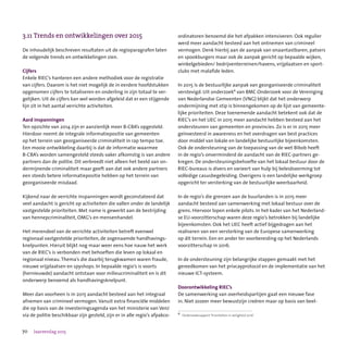 70 Jaarverslag 2015
3.11	Trends en ontwikkelingen over 2015
De inhoudelijk beschreven resultaten uit de regioparagrafen laten
de volgende trends en ontwikkelingen zien.
Cijfers
Enkele RIEC’s hanteren een andere methodiek voor de registratie
van cijfers. Daarom is het niet mogelijk de in eerdere hoofdstukken
opgenomen cijfers te totaliseren en onderling in zijn totaal te ver-
gelijken. Uit de cijfers kan wel worden afgeleid dat er een stijgende
lijn zit in het aantal verrichte activiteiten.
Aard inspanningen
Ten opzichte van 2014 zijn er aanzienlijk meer B-CBA’s opgesteld.
Hierdoor neemt de integrale informatiepositie van gemeenten
op het terrein van georganiseerde criminaliteit in rap tempo toe.
Een mooie ontwikkeling daarbij is dat de informatie waarmee
B-CBA’s worden samengesteld steeds vaker afkomstig is van andere
partners dan de politie. Dit verbreedt niet alleen het beeld van on-
dermijnende criminaliteit maar geeft aan dat ook andere partners
een steeds betere informatiepositie hebben op het terrein van
georganiseerde misdaad.
Kijkend naar de verrichte inspanningen wordt geconstateerd dat
veel aandacht is gericht op activiteiten die vallen onder de landelijk
vastgestelde prioriteiten. Met name is gewerkt aan de bestrijding
van hennepcriminaliteit, OMG’s en mensenhandel.
Het merendeel van de verrichte activiteiten betreft evenwel
regionaal vastgestelde prioriteiten, de zogenaamde handhavings-
knelpunten. Hieruit blijkt nog maar weer eens hoe nauw het werk
van de RIEC’s is verbonden met behoeften die leven op lokaal en
regionaal niveau.Thema’s die daarbij terugkwamen waren fraude,
nieuwe vrijplaatsen en spyshops. In bepaalde regio’s is voorts
(hernieuwde) aandacht ontstaan voor milieucriminaliteit en is dit
onderwerp benoemd als handhavingsknelpunt.
Meer dan voorheen is in 2015 aandacht besteed aan het integraal
afnemen van crimineel vermogen. Vanuit extra financiële middelen
die op basis van de investeringsagenda van het ministerie van VenJ
via de politie beschikbaar zijn gesteld, zijn er in alle regio’s afpakco-
ördinatoren benoemd die het afpakken intensiveren. Ook regulier
werd meer aandacht besteed aan het ontnemen van crimineel
vermogen. Denk hierbij aan de aanpak van onaantastbaren, patsers
en spookburgers maar ook de aanpak gericht op bepaalde wijken,
winkelgebieden/ bedrijventerreinen/havens, vrijplaatsen en sport-
clubs met malafide leden.
In 2015 is de bestuurlijke aanpak van georganiseerde criminaliteit
verstevigd. Uit onderzoek4
van BMC Onderzoek voor de Vereniging
van Nederlandse Gemeenten (VNG) blijkt dat het onderwerp
ondermijning met stip is binnengekomen op de lijst van gemeente-
lijke prioriteiten. Deze toenemende aandacht betekent ook dat de
RIEC’s en het LIEC in 2015 meer aandacht hebben besteed aan het
ondersteunen van gemeenten en provincies. Zo is er in 2015 meer
geïnvesteerd in awareness en het overdragen van best practices
door middel van lokale en landelijke bestuurlijke bijeenkomsten.
Ook de ondersteuning van de toepassing van de wet Bibob heeft
in de regio’s onverminderd de aandacht van de RIEC-partners ge-
kregen. De ondersteuningsbehoefte van het lokaal bestuur door de
RIEC-bureaus is divers en varieert van hulp bij beleidsvorming tot
volledige casusbegeleiding. Overigens is een landelijke werkgroep
opgericht ter versterking van de bestuurlijke weerbaarheid.
In de regio’s die grenzen aan de buurlanden is in 2015 meer
aandacht besteed aan samenwerking met lokaal bestuur over de
grens. Hiervoor lopen enkele pilots. In het kader van het Nederland-
se EU-voorzitterschap waren deze regio’s betrokken bij landelijke
bijeenkomsten. Ook het LIEC heeft actief bijgedragen aan het
realiseren van een versterking van de Europese samenwerking
op dit terrein. Een en ander ter voorbereiding op het Nederlands
voorzitterschap in 2016.
In de ondersteuning zijn belangrijke stappen gemaakt met het
gereedkomen van het privcayprotocol en de implementatie van het
nieuwe ICT-systeem.
Doorontwikkeling RIEC’s
De samenwerking van overheidspartijen gaat een nieuwe fase
in. Niet zozeer meer bewustzijn creëren maar op basis van beel-
4
Onderzoeksrapport ‘Prioriteiten in veiligheid 2016’
 