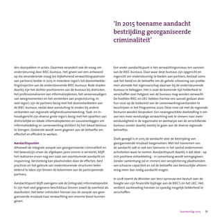 71Jaarverslag 2015
den doorpakken in acties. Daarmee verandert ook de vraag om
ondersteuning door RIEC-bureaus. Het geven van een antwoord
op die veranderende vraag (en bijbehorend verwachtingspatroon
van partners) leidde in 2015 in meerdere regio’s tot doorontwikke-
lingstrajecten van de ondersteunende RIEC-bureaus. Rode draden
daarbij zijn het dichter positioneren van de bureaus bij districten,
het professionaliseren van informatiepleinen, het vereenvoudigen
van weegmomenten en het versterken van projectsturing. In
veel regio’s zijn de partners bezig met het doorontwikkelen van
de RIEC-bureaus, veelal door aansluiting te vinden bij andere
verbanden van regionale veligheidssamenwerking.Taak- en in-
houdsgericht zijn diverse grote regio’s bezig met het opzetten van
districtelijke en lokale informatiepleinen en casusoverleggen om
informatiedeling en samenwerking dicht(er) bij het lokaal bestuur
te brengen. Zodoende wordt vorm gegeven aan de behoefte om
effectief en efficiënt te werken.
Aandachtspunten
Alhoewel de integrale aanpak van georganiseerde criminaliteit en
het bewustzijn ervan de afgelopen jaren enorm is versterkt, blijft
het realiseren ervan nog een zaak van voortdurende aandacht en
inspanning. Versterking kan plaatsvinden door de effecten, best
practices en het gebruik van ondersteunende structuren beter
bekend te laten zijn binnen de kolommen van de participerende
partners.
Aandachtspunt blijft overigens ook de (integrale) informatiepositie.
Er zijn heel veel gegevens beschikbaar binnen zowel de overheid als
daarbuiten. Het beter ontsluiten hiervan zou de aanpak van geor-
ganiseerde misdaad naar verwachting een enorme boost kunnen
geven.
Een ander aandachtspunt is het verwachtingsniveau ten aanzien
van de RIEC-bureaus. Daar waar deze bureaus zijn opgericht en
ingericht om ondersteuning te bieden aan partners, bestaat soms
ook het beeld en de behoefte om de gehele uitvoering van proble-
men alsmede het eigenaarschap daarvan bij de ondersteunende
bureaus te beleggen. Het is zaak de komende tijd helderheid te
verschaffen over hetgeen van de bureaus mag worden verwacht.
De hoofden RIEC en LIEC hebben hiertoe een aanzet gedaan door
hun visie op de toekomst van de samenwerkingsverbanden te
beschrijven in het Programma 2020. Deze visie zal met de regionale
besturen worden besproken. Een nevengeschikte doelstelling is om
aan een meer eenduidige verwachting ook te streven naar meer
eenduidigheid in de organisatie en werkwijze van de verschillende
bureaus zonder daarbij voorbij te gaan aan de diverse regionale
behoeftes.
Zoals gezegd is in 2015 de aandacht voor de bestrijding van
georganiseerde misdaad toegenomen. Met het toenemen van
de aandacht valt er ook een toename in het aantal ondernomen
activiteiten waar te nemen. Aandachtspunt daarbij is dat deze - op
zich positieve ontwikkeling - in samenhang wordt vormgegeven.
Zonder samenhang zal er immers een versplintering plaatsvinden
van schaarse capaciteit en zal de behoefte aan bestuurlijke afstem-
ming meer dan nodig aandacht vragen.
In 2018 neemt de Minister van VenJ opnieuw een besluit over de
hoogte van zijn financiële bijdrage aan de RIEC’s en het LIEC. Het
verdient aanbeveling hierover zo spoedig mogelijk helderheid te
verschaffen.
‘In 2015 toename aandacht
bestrijding georganiseerde
criminaliteit’
 