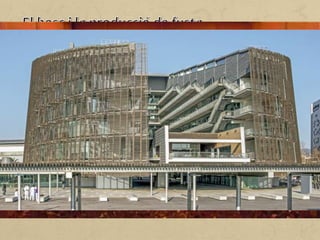 La fusta és una matèria primera que té molts usos. Es fa servir com
a font d'energia, en la construcció de cases i altres edificis, en la
fabricació de mobles i eines, per obtenir cel·lulosa per a la
producció de paper, etc.
La fusta és considerada la primera font d'energia de la humanitat:
proporciona més del 9% del subministrament total d'energia
primària a escala mundial. Més de 2000 milions de persones
depenen d'aquest tipus d'energia (dendroenergia) per cuinar o
escalfar-se, especialment als països en desenvolupament.
Tanmateix, es fa servir cada cop més als països desenvolupats
amb la finalitat de reduir la dependència dels combustibles fòssils.
La fusta també contribueix a satisfer la necessitat bàsica
d'habitatge, ja que s'utilitza com a material de construcció. Això és
especialment important a les zones rurals dels països menys
desenvolupats. Es fa servir, sobretot, en parets, sostres i terres.
 