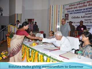 Bidulata Huika giving memorandum to Governor
 