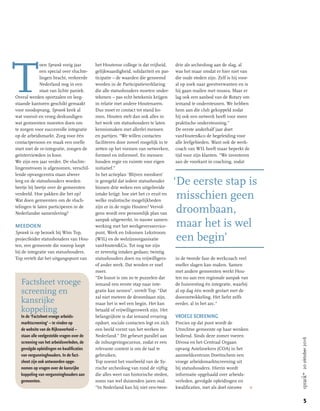 5
20oktober2016
T
oen Sprank vorig jaar
een special over vluchte-
lingen bracht, verkeerde
Nederland nog in een
staat van lichte paniek.
Overal werden sportzalen en leeg-
staande kantoren geschikt gemaakt
voor noodopvang. Sprank keek al
wat vooruit en vroeg deskundigen
wat gemeenten moesten doen om
te zorgen voor succesvolle integratie
op de arbeidsmarkt. Zorg voor één
contactpersoon en maak een snelle
start met de re-integratie, zongen de
geïnterviewden in koor.
We zijn een jaar verder. De vluchte-
lingenstroom is afgenomen, verschil-
lende opvangcentra staan alweer
leeg en de statushouders worden
beetje bij beetje over de gemeenten
verdeeld. Hoe pakken die het op?
Wat doen gemeenten om de vluch-
telingen te laten participeren in de
Nederlandse samenleving?
MEEDOEN
Sprank is op bezoek bij Wim Top,
projectleider statushouders van Hou-
ten, een gemeente die voorop loopt
bij de integratie van statushouders.
Top vertelt dat het uitgangspunt van
het Houtense college is dat vrijheid,
gelijkwaardigheid, solidariteit en par-
ticipatie – de waarden die genoemd
worden in de Participatieverklaring
die alle statushouders moeten onder-
tekenen – pas echt betekenis krijgen
in relatie met andere Houtenaren.
Dus moet er contact tot stand ko-
men. Houten stelt dan ook alles in
het werk om statushouders te laten
kennismaken met allerlei mensen
en partijen. “We willen contacten
faciliteren door zoveel mogelijk in te
zetten op het vormen van netwerken,
formeel en informeel. En mensen
houden regie en ruimte voor eigen
initiatief.”
In het actieplan ‘Blijven meedoen’
is geregeld dat iedere statushouder
binnen drie weken een uitgebreide
intake krijgt: hoe ziet het cv eruit en
welke realistische mogelijkheden
zijn er in de regio Houten? Vervol-
gens wordt een persoonlijk plan van
aanpak uitgewerkt, in nauwe samen-
werking met het werkgeversservice-
punt, Werk en Inkomen Lekstroom
(WIL) en de welzijnsorganisatie
vanHouten&Co. Tot nog toe zijn
er zeventig intakes gedaan; twintig
statushouders doen nu vrijwilligers-
of ander werk. Dat worden er snel
meer.
“De kunst is om zo te puzzelen dat
iemand een eerste stap naar inte-
gratie kan nemen”, vertelt Top. “Dat
zal niet meteen de droombaan zijn,
maar het is wel een begin. Het kan
betaald of vrijwilligerswerk zijn. Het
belangrijkste is dat iemand ervaring
opdoet, sociale contacten legt en zich
een beeld vormt van het werken in
Nederland.” Dit gebeurt parallel aan
de inburgeringscursus, zodat er een
relevante context is om de taal te
gebruiken.
Top noemt het voorbeeld van de Sy-
rische archeoloog van rond de vijftig
die alles weet van historische steden,
soms van wel duizenden jaren oud.
“In Nederland kan hij niet een-twee-
drie als archeoloog aan de slag, al
was het maar omdat er hier niet van
die oude steden zijn. Zelf is hij voor-
al op zoek naar geestverwanten en is
hij gaan mailen met musea. Maar er
lag ook een aanbod van de Rotary om
iemand te ondersteunen. We hebben
hem aan die club gekoppeld zodat
hij ook een netwerk heeft voor meer
praktische ondersteuning.”
De eerste anderhalf jaar doet
vanHouten&co de begeleiding voor
alle leefgebieden. Want ook de werk-
coach van WIL heeft maar beperkt de
tijd voor zijn klanten. “We investeren
aan de voorkant in coaching, zodat
in de tweede fase de werkcoach veel
sneller slagen kan maken. Samen
met andere gemeenten werkt Hou-
ten nu aan een regionale aanpak van
de huisvesting én integratie, waarbij
al op dag één wordt gestart met de
doorontwikkeling. Het liefst zelfs
eerder, al in het azc.”
VROEGE SCREENING
Precies op dat punt wordt de
Utrechtse gemeente op haar wenken
bediend. Sinds deze zomer voeren
Divosa en het Centraal Orgaan
opvang Asielzoekers (COA) in het
aanmeldcentrum Doetinchem een
vroege arbeidsmarktscreening uit
bij statushouders. Hierin wordt
informatie opgehaald over arbeids-
verleden, gevolgde opleidingen en
kwalificaties, met als doel nieuwe
‘De eerste stap is
misschien geen
droombaan,
maar het is wel
een begin’
Factsheet vroege
screening en
kansrijke
koppeling
In de ‘Factsheet vroege arbeids-
marktscreening’ – te vinden op
de website van de Rijksoverheid –
staan alle veelgestelde vragen over de
screening van het arbeidsverleden, de
gevolgde opleidingen en kwalificaties
van vergunninghouders. In de fact-
sheet zijn ook antwoorden opge-
nomen op vragen over de kansrijke
koppeling van vergunninghouders aan
gemeenten.

 