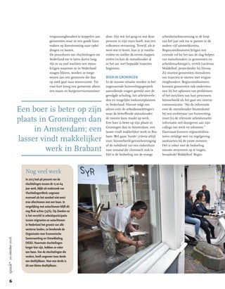 6
20oktober2016
vergunninghouders te koppelen aan
gemeenten waar ze een goede kans
maken op doorstroming naar oplei-
dingen en banen.
De procedures om vluchtelingen tot
Nederland toe te laten duren lang.
Als ze na veel wachten een status
krijgen waarmee ze in Nederland
mogen blijven, worden ze toege-
wezen aan een gemeente die dan
op zoek gaat naar woonruimte. Tot
voor kort kreeg een gemeente alleen
een naam en burgerservicenummer
door. Om wie het ging en wat deze
persoon in zijn mars heeft, was een
volkomen verrassing. Terwijl, als je
weet wie er komt, kun je je voorbe-
reiden en sneller de eerste stappen
zetten en kan de statushouder al
in het azc met bepaalde trajecten
beginnen.
BOER IN GRONINGEN
In de nieuwe situatie worden in het
zogenoemde huisvestingsgesprek
aanvullende vragen gesteld over de
gevolgde scholing, het arbeidsverle-
den en mogelijke toekomstplannen
in Nederland. Hieruit volgt een
advies over de arbeidsmarktregio’s
waar de betreffende statushouder
de meeste kans maakt op werk.
Een boer is beter op zijn plaats in
Groningen dan in Amsterdam, een
lasser vindt makkelijker werk in Bra-
bant. Wel gaan ‘harde’ criteria altijd
voor, bijvoorbeeld gezinshereniging
of de nabijheid van een ziekenhuis
voor iemand die chronisch ziek is.
Het is de bedoeling om de vroege
arbeidsmarktscreening in de loop
van het jaar ook toe te passen in de
andere vijf aanmeldcentra.
Regiocoördinatoren krijgen een
centrale rol bij het aan de slag helpen
van statushouders in gemeenten en
arbeidsmarktregio’s, vertelt Luciënne
Middelhof, projectleider bij Divosa.
Zij moeten gemeenten stimuleren
om trajecten te starten met vergun-
ninghouders. Regiocoördinatoren
kunnen gemeenten ook ondersteu-
nen bij het oplossen van problemen
of het inrichten van hun processen,
bijvoorbeeld als het gaat om interne
communicatie. “Als de informatie
over de statushouder binnenkomt
bij een ambtenaar van huisvesting,
moet hij de relevante arbeidsmarkt-
informatie wel doorgeven aan zijn
collega van werk en inkomen.”
Daarnaast kunnen regiocoördina-
toren strijdige wet- en regelgeving
aankaarten bij de juiste mensen.
Het is zeker niet de bedoeling
nieuwe structuren op te tuigen,
benadrukt Middelhof. Regio-
Een boer is beter op zijn
plaats in Groningen dan
in Amsterdam; een
lasser vindt makkelijker
werk in Brabant
Nog veel werk
In 2013 had 46 procent van de
vluchtelingen tussen de 15 en 64
jaar werk, blijkt uit onderzoek van
VluchtelingenWerk; ongeveer
evenveel als het aandeel niet-west-
erse allochtonen met een baan. In
vergelijking met autochtonen blijft dit
nog flink achter (74%). Op Zweden na
is het verschil in arbeidsparticipatie
tussen migranten en autochtonen
in Nederland het grootst van alle
westerse landen, zo berekende de
Organisatie voor Economische
Samenwerking en Ontwikkeling,
OESO. Naarmate vluchtelingen
langer hier zijn, hebben ze vaker
een baan. Van de vluchtelingen die
werken, heeft ongeveer twee derde
een deeltijdbaan. Voor een derde is
dit een kleine deeltijdbaan.
 