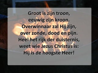 Groot is zijn troon, eeuwig zijn kroon. Overwinnaar zal Hij zijn, over zonde, dood en pijn. Heel het rijk der duisternis, weet wie Jezus Christus is: Hij is de hoogste Heer! 