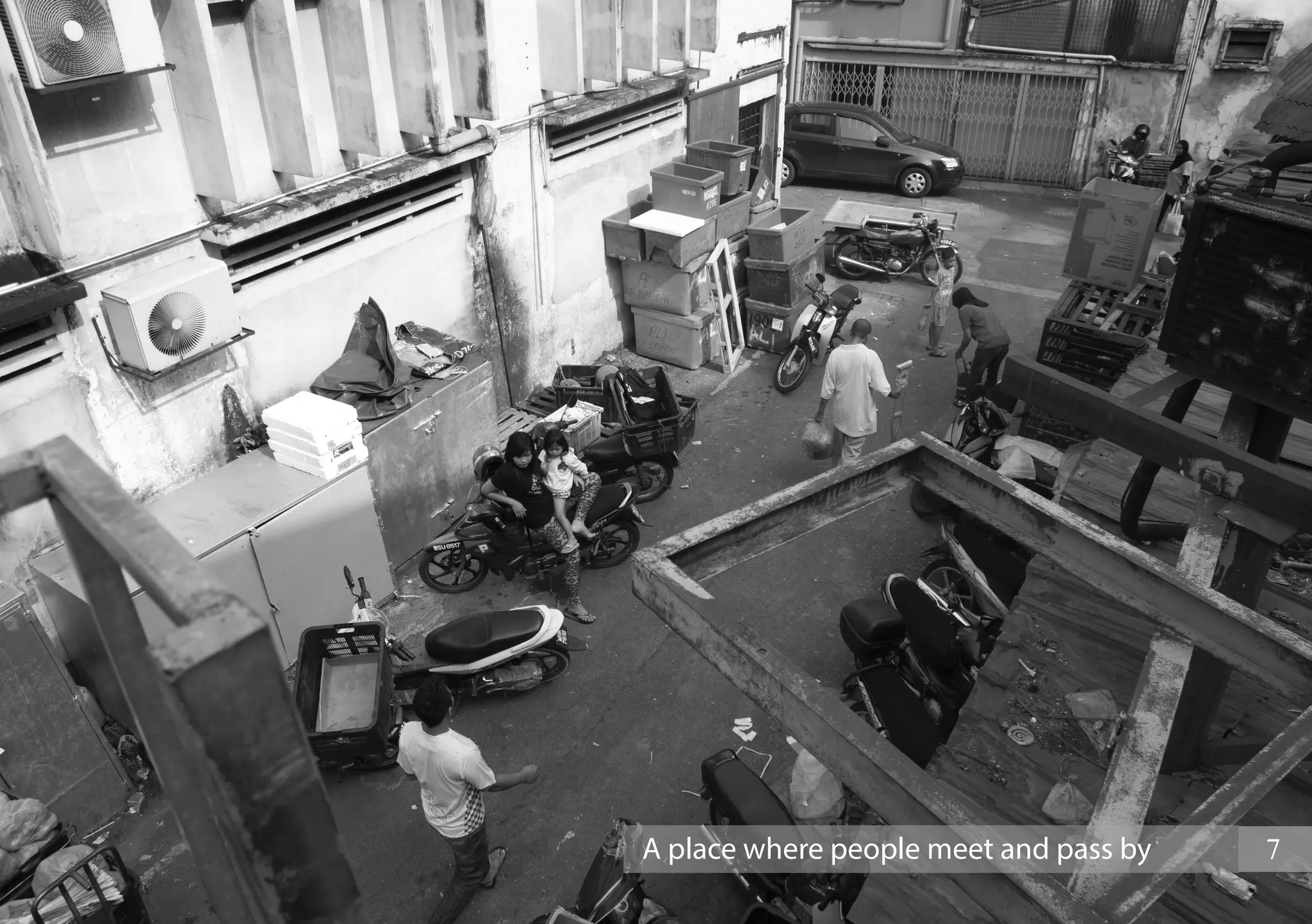 A place where people meet and pass by
7