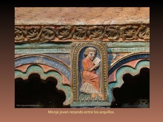 Monje joven rezando entre los arquillos. http://www.esacademic.com 