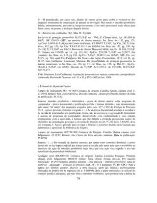 79
II - O prejudicado, em casos tais, dispõe de outras ações para coibir e ressarcir-se dos
prejuízos resultantes de contrafação de patente de invenção. Mas tendo o interdito proibitório
índole, eminentemente, preventiva, inequivocamente, é ele meio processual mais eficaz para
fazer cessar, de pronto, a violação daquele direito.
III - Recurso não conhecido. (Rel. Min. W. Zveiter)
Em favor da proteção possessória: R.J.T.J.S.P. no. 17/66, 6ª. Câmara cível, Ap. 193.058 de
4/6/71. RF 128/426 (STF, em matéria de direito autoral); Jur. Bras. no. 132, pag. 121,
Ap.Cível 139/83 do T.Alçada do Estado do Paraná. RT 480/87 T.J.S.P., Ap. Civ. 242.513 Jur.
Bras., 132, pg. 152, Ap. Civ. T.J.S.P.42.101-1 em 19/9/84; Jur. Bras. no. 132, pg. 190, Ap.
Civ 242.513 T.J.S.P. em 8/8/75; Revista de Direito Mercantil 68/66, Ap.Civ. 58.188, T.J.S.P.
8ª. Câmara em 15/8/85; op. cit., pg. 191-192, Ap.Civ. 259.258 T.J.S.P. em 22/9/77. Em
contrário: Jur. Bras. no. 132, pg 150, Ap.Civ. T.J.S.P. 39.887-1 em 11/6/85; STF, Dir. vol.
XCIV. pg. 364, apud Tito Fulgêncio, Da Posse e das Ações Possessórias, 1978, vol. II., pg.
281/2; Luís Guilherme Bittencourt Marinon, Da possibilidade de proteção possessória às
marcas comerciais, in Jur. Bras., no. 132, pg. 11; Jur. Bras., no. 132, pg. 166-171, Ap.Civ.
66.446-1 T.J.S.P. em 2/9/85; Decisão do T.J.S.P. Ac.51.877-1, de 18/10/84, R.J.T.J.S.P.
92/176-177.
Vide: Marinoni, Luiz Guilherme, A proteção possessória as marcas comerciais: jurisprudência
comentada, Revista de Processo, vol. 13 n 51 p 197 a 205 jul./set. 1988.
> Tribunal de Alçada do Paraná
Agravo de instrumento 0047147800 Comarca de origem: Curitiba. Quinta câmara cível j.:
07.10.92. Relator: Juiz Cícero da Silva. Decisão: unânime , deram provimento número de Data
de publicação: 30.10.92.
Ementa: interdito proibitório - informática - posse de direito autoral sobre programa de
computador - prova documental e justificação prévia - liminar deferida - não demonstração
pelo autor “ab initio” dos requisitos exigidos pelos arts. 927 e 932 do Código de Processo
Civil - agravo provido e liminar revogada. (…). Se da prova documental acostada à exordial e
da ouvida de testemunhas em justificação previa, não desonerou-se o agravado de demonstrar
a autoria de programa de computador, desenvolvido com exclusividade e sem vínculo
empregatício com a agravante, a liminar que lhe deferiu a proteção possessória carece de
elementos de sustentação, pelo que e em razão do disposto no art. 5º., Da lei n. 7.646/87, deve
ser revogada.3. Agravo provido para revogar a liminar e posterior decisão nela baseada que
determinou a apreensão de biblioteca de funções.
Agravo de instrumento 0057541900 Comarca de Origem: Curitiba Quinta câmara cível
Julgamento: 22.12.93. Relator: Juiz Cícero da Silva decisão: unânime. Data de publicação:
25.02.94
Ementa - (…) Em matéria de direitos autorais, por terem estes conteúdo dominial, a posse
direta não se faz imprescindível que esteja sendo exercida pelo autor para que o possibilite ao
exercício da ação de interdito proibitório, haja vista que esta ação visa impedir o uso não
autorizado da propriedade intelectual.
Apelação cível 0063089100. Comarca de origem: Capitão Leonidas Marques. Primeira
câmara cível. Julgamento: 08.08.95 relator: Juíza Denise Arruda decisão: Por maioria
Publicação: 15.09.95Ementa: direitos autorais - obra musical - interdito proibitório- falta de
interesse - adequação - extinção do processo (art. 267, vi e parágrafo 3º., Do CPC). Para a
defesa dos direitos autorais alusivos a obra musical, alem das medidas expressamente
elencadas na própria lei de regência (lei n. 9.610/98), deve a parte interessada se utilizar do
remédio jurídico adequado, que não seria o interdito proibitório, ação própria para a defesa da
 