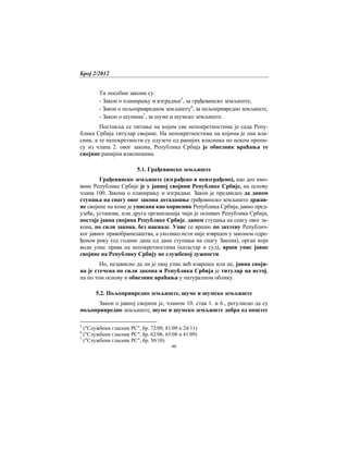 Број 2/2012
46
Ти посебни закони су:
- Закон о планирању и изградњи5
, за грађевинско земљиште,
- Закон о пољопривредном земљишту6
, за пољопривредно земљиште,
- Закон о шумама7
, за шуме и шумско земљиште.
Поставља се питање на којим све непокретностима је сада Репу-
блика Србија титулар својине. На непокретностима на којима је она вла-
сник, а те непокретности су одузете од ранијих власника по неком пропи-
су из члана 2. овог закона, Република Србија је обвезник враћања те
својине ранијим власницима.
5.1. Грађевинско земљиште
Грађевинско земљиште (изграђено и неизграђено), као део имо-
вине Републике Србије је у јавној својини Републике Србије, на основу
члана 100. Закона о планирању и изградњи. Закон је предвидео да даном
ступања на снагу овог закона дотадашње грађевинско земљиште држав-
не својине на коме је уписана као корисник Република Србија, јавно пред-
узеће, установа, или друга организација чији је оснивач Република Србија,
постаје јавна својина Републике Србије, даном ступања на снагу овог за-
кона, по сили закона, без накнаде. Упис се вршио по захтеву Републич-
ког јавног правобранилаштва, а уколико исти није извршен у законом одре-
ђеном року (од године дана од дана ступања на снагу Закона), орган који
води упис права на непокретностима (катастар и суд), врши упис јавне
својине на Републику Србију по службеној дужности.
Но, независно да ли је овај упис већ извршен или не, јавна своји-
на је стечена по сили закона и Република Србија је титулар на истој,
па по том основу и обвезник враћања у натуралном облику.
5.2. Пољопривредно земљиште, шуме и шумско земљиште
Закон о јавној својини је, чланом 10. став 1. и 6., регулисао да су
пољопривредно земљиште, шуме и шумско земљиште добра од општег
5
("Службени гласник РС", бр. 72/09, 81/09 и 24/11)
6
("Службени гласник РС", бр. 62/06, 65/08 и 41/09)
7
("Службени гласник РС", бр. 30/10)
 