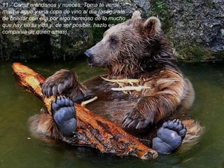 11.- Come arándanos y nueces. Toma té verde, mucha agua y una copa de vino al día (asegúrate de brindar con ella por algo hermoso de lo mucho que hay en tu vida y, de ser posible, hazlo en compañía de quien amas).  