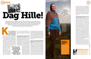 Op 30 december 2012 overleed de 36-jarige Hille. Zijn lichaam was op, want Hille werd niet
alleen geboren met het downsyndroom, maar ook met een zware hartafwijking. Hille vroeg
zijn moeder, Norma Sijthoff, om zijn levensverhaal op te schrijven voor zijn levenscollega’s,
zoals hij andere mensen met een beperking noemde. Norma schreef het boek
Hille én vertelt Doe mee! over haar bijzondere zoon.
opvoeden
tekstPAULINEMULDER,MOOIMAG.FotografieREMCOBOHLE,PTIVÉCOLLECTIENORMASIJTHOFF
Kort na de bevalling van
Hille zei de dokter tegen
me: ‘Ik denk dat we een
probleem hebben. Jouw
Hille is een mongool.’
Wat maakt het uit, dacht ik… Ik heb wel voor
hetere vuren gestaan. Ik wil blij zijn met mijn
kind. En dat was ik! Want Hille heeft mij ont-
zettend veel gebracht. Dat mannetje was een
en al puurheid. Met zijn humor ontwapende
hij iedereen. Voor mij was vanaf die allereer-
ste dag maar één ding belangrijk: we gaan
samen een leuk leven leiden. Ik wilde dat
hij elke avond blij zijn bedje in ging. Dat viel
natuurlijk niet altijd mee, want Hille had ook
een hartafwijking. Toen hij tien maanden oud
was, moest hij een zware
hartoperatie ondergaan.
Toen hij daar in het zie-
kenhuis lag, aan tien-
tallen slangetjes en de
beademing, zei ik tegen
hem: ‘Als jij hier doorheen
komt, dan sta ik voor altijd
naast je. Deze wandeling
gaan we samen doen. Ik
ben er voor je.’ Op dat moment deed hij zijn
ogen open en ademde hij zelf. Ik ben niet
meer van zijn zijde geweken. Toen niet. Nooit
niet.”
“Ouders van kinderen met een beperking zijn
soms beperkter dan hun kinderen. Ze durven
hun kinderen geen ruimte te geven. Ik wilde
van Hilles leven een succesformule maken. Dat
vergde engelengeduld. Alles wat hij in zijn le-
ven geleerd heeft, heb ik hem vierhonderd keer
voorgedaan. Want als hij iets niet goed deed
en ik corrigeerde hem niet, dan deed hij het de
keer daarop weer fout. Zo liep hij op een dag bij-
voorbeeld op handen en voeten met zijn hoofd
naar beneden de trap af, omdat hij onze hond
dat ook zo zag doen. Toen
heb ik hem steeds weer
voorgedaan hoe hij minder
gevaarlijk de trap af kon
gaan tot hij het begreep en
het lukte. Toch heb ik altijd
geprobeerd Hille niet te be-
perken. Ik heb vooral altijd
de nadruk gelegd op wat hij
wél kon. En dat was veel
meer dan anderen dachten. Ook zijn broer Vic-
tor speelde daarbij een belangrijke rol. Hij werd
twee jaar en veertien dagen na Hille geboren.
Hille vond het té gek dat Vic erbij kwam. Hij was
dol op hem. En andersom. Samen waren we
echt de drie musketiers, zeker na mijn schei-
ding van hun vader. We deden met z’n drietjes
zo veel mogelijk leuke dingen die goed voor ons
allen waren.”
“Ik ben er trots op dat Hille dingen heeft
geleerd die de reguliere zorg niet voor mo-
gelijk hield. Hij kon bijvoorbeeld al lopen
toen hij tien maanden oud was, hij schaatste
goed én hij is rond zijn dertigste volledig zelf-
standig gaan wonen. Daarvoor woonde hij in
een begeleid-wonen groep die ik zelf opgezet
had. Ondanks dat Hille het daar heerlijk vond,
kreeg hij in 2005 een burn-out. De reguliere
artsen zeiden dat dat niet kon, bij een Downer.
Maar het was zo. Hij was op. Hille was im-
mers ook hartpatiënt en kwam niet meer aan
zijn eigen rust toe. Toen heb ik hem een poos
terug bij me in huis genomen. Ik zei: ‘Nu mag
je geen boem-boem-muziek meer luisteren
en niet meer naar pauw-pauw-films kijken’.
Stichting
Reikende
Hand
Norma is een eigen stichting
gestart: Stichting Reikende
Hand.Destichtingsteuntini-
tiatievenvoorenvanmensen
met een beperking. Een van
de projecten is een muziek-
programma in samenwer-
king met Het Concertge-
bouw.Meerinformatie:
www.reikendehand.nl
Boek Hille winnen?
Hille vroeg zijn moeder een boek te schrijven
met zijn levensverhaal. Dat deed ze. Doe
mee! mag tien exemplaren weggeven. Lees
meer over het boek op pagina 5. Daar zie je
ook hoe je een exemplaar kunt winnen.
Dat snapte hij. Met veel rust krabbelde hij
weer op. Hij gaf aan dat hij zijn huisgenoten
miste. Maar de slaande deuren en bepaalde
regels die golden in het huis miste hij niet. Ik
vond dat hij meer vrijheid aan kon en dat hij
in staat was zelfstandig te gaan wonen. We
vonden bij mij in het dorp een appartementje
voor hem. Hille noemde het zijn ‘parlement’:
‘Want nu moet ik mijn eigen beslissingen ne-
men, mam!’”
“Op een dag zei Hille: ‘Als ik dood ben, moet
je niet gaan miepen, hè mam?!’ Zijn energie
raakte op omdat zijn hart erg zwak was ge-
worden. Hij voelde zelf dat de rek eruit was.
Steeds vaker trok hij zich terug, ook als we
samen waren. Dan was hij er wel, maar ook
weer niet. ‘Mammie,’ zei hij eens tegen me,
‘je weet toch dat ik af en toe eventjes weg
ben? Op die momenten ben ik naar Jezus. Die
heeft mij promotie gegeven. Ik moet straks in
mijn nieuwe leven ouders leren hoe ze beter
voor hun kinderen kunnen zorgen.’ Hij zei ook
vaak dat hij al 150 jaar was: een wijze man
die klaar was in dit leven. Hij regelde zelf zijn
uitzwaaifeestje – zo noemde hij zijn uitvaart.
Er waren voor hem geen drempels meer om
dood te gaan. Ik heb zo veel bewondering voor
de manier waarop hij geleidelijk afscheid van
het leven nam. Ik gun iedereen deze manier
van doodgaan. Hij stierf op 30 december 2012.
Kort nadat hij Sven Kramer zijn vijfde natio-
nale allround-titel schaatsen had zien halen.
Ik heb de uitvaartorganisatie gebeld en zei: ‘U
spreekt met de moeder van Hille. Mijn zoon is
zojuist verhuisd naar een wolk.’
Natuurlijk mis ik hem. Enorm. Ik voel me een
soort weduwe van mijn zoon. Die onvoorwaar-
delijke knuffel die hij me altijd gaf… die krijg
ik niet meer. Maar ik ga niet zitten miepen! En
ik heb nog veel contact met hem. Hij is dan
wel dood, maar hij is toch bij me. Elke dag.” d
Dag Hille!
Er waren
voor Hille geen
drempels
meer om dood
te gaan
Norma draagt
een shawl die
Hille voor haar
breide: ‘Als je die
om hebt, mam,
dan lijkt het alsof
ik mijn arm om
jouw schouders
heb’
”
”
Ik heb zo veel
bewondering
voor de manier
waarop hij
geleidelijk
afscheid van het
leven nam
”
”
0706
 