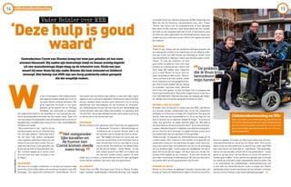 e zijn in Groningen in het rolstoelvriende-
lijke appartementencomplex dat Corné en
zijn vader Reinier onlangs betrokken. Met
grote regelmaat verschijnt er een grote
glimlach op het gezicht van de 18-jarige
liefhebber van rapmuziek en tatoeages.
Zijn beginnende baard en de vlinderdas om zijn rood geruite over-
hemd zijn belangrijke kenmerken van zijn nieuwe ‘looks’. Daar is hij
veel mee bezig. Een goed teken, want dat betekent dat Corné het al-
ledaagse leven inmiddels weer omarmt en er naar omstandigheden
het beste van maakt.
“Gefrustreerd ben ik niet”, zegt hij via zijn
spraakcomputer die hij via irisherkenning
met zijn ogen bedient. “Natuurlijk had ik
me het leven heel anders voorgesteld,
maar negatieve gedachten helpen me niet
verder. Ik ben juist heel nuchter. Een oor-
zaak voor wat ik heb is niet gevonden, dus
ik kan ook op niets of niemand boos wor-
den. In kleine stappen ga ik vooruit, maar
of ik ooit weer kan lopen of praten is niet
te zeggen.”
NACHTMERRIE
Het waren de ernstige complicaties en de bijna permanente hoge
koorts die Corné troffen tijdens zijn comateuze toestand in het UMC
Groningen. “Een regelrechte nachtmerrie”, vertelt Reinier. “De art-
sen testten hem op allerlei enge ziektes en elke keer weer was ik
opgelucht als er iets werd uitgesloten. Ondertussen had ik niet door
dat zijn toestand steeds slechter werd. Motorisch is hij nu ernstig
gehandicapt door beschadiging van zijn hersenen en zenuwstel-
sel. Zelfstandig eten of naar het toilet kan hij niet. Aanvankelijk zag
Corné ook bijna niets meer. Maar verstandelijk is er gelukkig niets
mis met hem. Zijn oorspronkelijke karakter komt steeds meer terug
en ook de humor die hij voorheen had.”
GOUD WAARD
Na het ontslag uit het ziekenhuis werd Corné een jaar opgenomen
bij Revalidatie Friesland in Beetsterzwaag om
conditioneel aan te sterken. Reinier keek in die
tijd intensief mee en leerde zijn zoon te verzor-
gen. “We hadden de keuze om Corné naar een
woonvorm te verhuizen of om hem weer thuis te
laten komen waar ik 24 uur per dag de zorg op
me zou nemen. Het stond voor ons allebei buiten
kijf dat we dat wilden”, vertelt Reinier. “Ik heb
toen contact gezocht met MEE om te kijken wat
we nog meer zouden moeten regelen. Er komt
zoveel op je af ineens, je wordt letterlijk heen en weer geslingerd
tussen allerlei instanties. Die hulp is dan echt goud waard.”
WLZ-INDICATIE
Tineke Koes van MEE Groningen bood Corné en Reinier de afge-
lopen maanden onafhankelijke cliëntondersteuning, wat mogelijk
cliëntondersteuning
tekstenfotografieIVOHUTTEN
W
Gastredacteur Corné van Houten kreeg het twee jaar geleden uit het niets
extreem benauwd. Hij raakte zijn bewustzijn kwijt en kwam ernstig beperkt
uit een maandenlange diepe slaap op de intensive care. Sinds een jaar
woont hij weer thuis bij zijn vader Reinier die hem intensief en liefdevol
verzorgt. Met behulp van MEE zijn een hoop praktische zaken geregeld
die dat mogelijk maken.
Vader Reinier over MEE:
‘Deze hulp is goud
waard’
is doordat Corné een indicatie kreeg voor de Wet langdurige zorg
(Wlz) van het CIZ (Centrum indicatiestelling zorg, red.). Tineke:
“Reinier had samen met de revalidatiekliniek al veel geregeld.
Niet alleen de Wlz-indicatie, maar bijvoorbeeld ook een rolstoel,
een tillift en een aangepast bed voor Corné. Ik heb daarom eerst
de stand van zaken opgemaakt. Als cliëntondersteuner loop je een
eindje mee op en ondersteun je een cliënt in het regelen van zaken
die nodig zijn.”
VERVLOEKEN
Tineke en een collega met een juridische achtergrond waren ook
een belangrijke schakel in de toekenning van een Wajong-uitke-
ring aan Corné. Het UWV keurde zijn aanvraag af, omdat Corné
nog herstellende is. Bezwaar maken was kansloos gaven ze aan.
Tineke: “Ik vond dat onterecht. Je kunt
geen wetten veranderen, maar soms zegt
je kennis en ervaring dat een cliënt in zijn
recht staat. We hebben alles uitgezocht
en er is door Reinier en Corné toch be-
zwaar aangetekend. Met succes.” Reinier:
“Soms vervloek ik de hele situatie, omdat
het zo lang duurt om iets geregeld te krij-
gen. Veel mensen hebben dan de neiging
om te denken: ‘laat maar zitten’. Maar dat
heb ik nog nooit gedaan. Ik was verbolgen toen ze aangaven dat
Corné nog herstellende is. Natuurlijk, hij gaat vooruit, maar het is
echt millimeterwerk. Niemand kan daar een tijdspad aan koppe-
len. Morgen kan het herstel voorgoed stil komen te staan.”
WIE DENK JIJ WEL DAT JE BENT
Al eerder, toen hij nog niet in contact was met MEE, had Reinier
zo’n wrange situatie meegemaakt toen hij bij het zorgkantoor
aanklopte om erkenning te krijgen als zorgverlener. Dat ging niet
vanzelf, maar was wel noodzakelijk om er 24 uur per dag voor zijn
zoon te kunnen zijn en daarvoor betaald te krijgen. “Ik werd echt
onder vuur genomen. Ze zeiden letterlijk tegen mij: ‘Wie denk jij
wel dat je bent om dit werk te kunnen doen?’ Ik kon dat slecht ver-
kroppen. Maandenlang ben ik dagelijks naar Beetsterzwaag gere-
den om Corné te leren verzorgen, ik zegde mijn baan ervoor op en
had ondertussen alle voorzieningen in huis getroffen.”
Tineke vervolgt: “Ik had daar als cliëntondersteuner graag een rol
in willen spelen. Door misbruik in het verleden is het goed dat het
zorgkantoor streng is in de toekenning van pgb’s, maar mijn erva-
ring is dat ouders heel veel aankunnen als het om de verzorging
van hun kinderen gaat.” Corné maakt een handgebaar om aan te
geven dat hij ook wat wil zeggen. Het duurt even voor hij een kort
zinnetje heeft ingetikt op zijn computer: “Ik ben heel erg blij dat
mijn vader me verzorgt. Ik wilde absoluut niet naar een woonvorm.
De prikkels die ik thuis krijg bevorderen mijn herstel.”
PERSOONLIJK CONTACT
Reinier en Corné deden de afgelopen maanden nog wel vaker een
beroep op Tineke om helderheid te krijgen in de wirwar van proce-
1514
De prikkels
die ik thuis krijg,
bevorderen
mijn herstel
”
”
Het oorspronke-
lijke karakter en
de humor van
Corné komen steeds
meer terug
”
”
dures en regeltjes. Zo kregen ze onder meer advies over de finan-
ciële bewindvoering van Corné toen hij 18 jaar werd. “Het is soms
alleen al fijn om even telefonisch te sparren over zaken waar MEE
veel meer kennis van heeft dan ik”, zegt Reinier. “Die deskundig-
heid en het persoonlijke contact heb ik erg gewaardeerd.” Tineke
geniet er op haar beurt van hoe Reinier en Corné zich samen in-
middels goed redden. “Ik ben slechts een tijdelijke spin in het web
om samen de schouders onder ingewikkelde zaken te zetten. Dat
is de meerwaarde van onafhankelijke cliëntondersteuning. Het
is mijn taak als cliëntondersteuner ervoor te zorgen dat cliënten
zelfstandig verder kunnen met behulp van hun netwerk. In het ge-
val van Corné en Reinier is die missie helemaal geslaagd. ” d
CliëntondersteuningenWlz
Heeft u een indicatie voor de Wet langdurige zorg (Wlz) van het
CIZenheeftubehoefteaaninformatie,adviesofondersteuning?
Dan kunt u terecht bij de MEE-organisatie bij u in de buurt voor
gratis onafhankelijke cliëntondersteuning. Kijk voor meer infor-
matieopwww.mee.nl.
1514
 