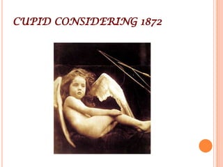 JULIA MARGARET CAMERON11 de junio de 1815 - 26 de enero de 1879. Fue una fotógrafa inglesa que se dedicó al retrato fotográfico de corte artístico, así como a la representación escenográfica de alegorías que la enmarcan en la corriente de la fotografía academicista.Llegó a exponer en la Exposición Universal de 1870, y su obra fue reconocida póstumamente.La Literatura, el Renacimiento, la Pintura Pre-Rafaelíta y la Biblia influenciaron su obra. Por su posición social y económica, pudo mantenerse fiel a sus principios estéticos. Transformó en su casa de campo, el depósito de carbón en cuarto oscuro y el gallinero en estudio.Repetía las copias una y otra vez, hasta que se sentía satisfecha del resultado. Jamás retocaba o ampliaba sus negativos: sacaba copias de contacto de sus enormes placas húmedas. Trabajaba convertida en una ermitaña de su profesión, descuidada al vestir, sucia en su propio trabajo (sus negativos llevan manchas y huellas dactilares) y apasionada en sus creaciones.Se trasladó a la Isla de Wight con su familia para vivir cerca de su amigo el poeta Tennyson, allí organizó un verdadero cenáculo literario. Su personalidad es una mezcla de excentricidad, genio, instinto e inspiración. En sus retratos consigue captar la fuerza expresiva de sus modelos, con tanta maestría como podría hacerlo un pintor. Realizaba exposiciones de 7 segundos en placas de 30x40 cm. Su meta era reproducir la grandeza del hombre interior al mismo tiempo que los rasgos del hombre exterior, lográndolo, como se aprecia en su "retrato del Sir John Herschel". En cambio sus retratos femeninos los trata de forma diferente, estas resaltan la belleza, el ideal de belleza del Renacimiento, a veces con ayuda de complementos, como las alas de la fotografía "I Wait" que nos evocan a las pinturas de ángeles del Renacimiento.Una de sus preocupaciones era realizar obras genuinas, captar la belleza ideal que emana del rostro de sus modelos. Sus retratos de primeros planos son en realidad primerísimo planos tal vez con una intención metafísica. 