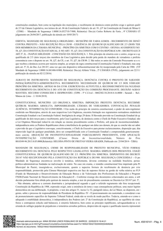 constituições estaduais, bem como na legislação dos municípios, o recebimento de denúncia contra prefeito exige o quórum qualificado
de 2/3 da Câmara Legislativa, nos termos do art. 86 da Constituição Federal e do art. 91, §3º da Constituição do Estado de Minas Gerais.
(TJMG - Mandado de Segurança 1.0000.16.052710-7/000, Relator(a): Des.(a) Carlos Roberto de Faria , 8ª CÂMARA CÍVEL,
julgamento em 26/04/2017, publicação da súmula em 10/05/2017)
EMENTA: MANDADO DE SEGURANÇA ORIGINÁRIO - MUNICÍPIO DE FARIA LEMOS - RECEBIMENTO DE DENÚNCIA
CONTRA PREFEITO - NÃO RECEPÇÃO PELA CR/88 - EXIGÊNCIA DE QUORUM QUALIFICADO DE 2/3 (DOIS TERÇOS)
DOS MEMBROS DA CÂMARA MUNICIPAL - PRINCÍPIO DA SIMETRIA COM O CENTRO - OFENSA AO DISPOSTO NO ART.
58, §2º, DA CONSTITUIÇÃO ESTADUAL, E NO ART. 55, §2º, DA CONSTITUIÇÃO DA REPÚBLICA/88 - DECRETO-LEI 201/67,
ART.5º, II, - INAPLICABILIDADE - CONCESSÃO DA SEGURANÇA. 1. Pelo princípio da simetria com o centro, exige-se o quórum
qualificado de 2/3 (dois terços) dos membros da Casa Legislativa para decidir pela perda do mandato de vereadores e prefeitos, em
consonância com o disposto no art. 58, §2º, da CE, e art. 55, §2º, da CR/88. 2. São nulos os autos da Comissão Processante se a votação
que recebeu a denúncia ocorreu por maioria simples, ao arrepio da regra constitucional (Constituições Federal e Estadual), mas amparada
pelo art. 5º, II, do Dec.-Lei 201/67, uma vez que este dispositivo infraconstitucional não foi recepcionado pela Carta de 1988. (TJMG -
Mandado de Segurança 1.0000.16.041486-8/000, Relator(a): Des.(a) Afrânio Vilela , 2ª CÂMARA CÍVEL, julgamento em 22/11/2016,
publicação da súmula em 02/12/2016)
AGRAVO DE INSTRUMENTO. MANDADO DE SEGURANÇA. DENÚNCIA CONTRA O PREFEITO DE SARANDI POR
INFRAÇÃOPOLÍTICO-ADMINISTRATIVA. RECEBIMENTO. NECESSIDADE DE QUÓRUM DE 2/3 DOS VEREADORES.
PRINCÍPIO DA SIMETRIA. ARTIGO 86 DA CF/88. EXERCÍCIO DA AUTOTUTELA. RECONHECIMENTO DA NULIDADE DO
RECEBIMENTO DA DENÚNCIA E DO ATO DE CONSTITUIÇÃO DA COMISSÃO PROCESSANTE. DECISÃO AGRAVADA
MANTIDA. RECURSO CONHECIDO E DESPROVIDO. (TJPR - 5ª C.Cível - 0002302-54.2018.8.16.0000 - Sarandi - Rel.: Luiz
Mateus de Lima - J. 10.04.2018)
CONSTITUCIONAL. MUNICÍPIO. LEI ORGÂNICA. SIMETRIA. IMPOSIÇÃO. PREFEITO. DENÚNCIA. RECEBIMENTO.
QUÓRUM. MAIORIA ABSOLUTA. IMPOSSIBILIDADE. CÂMARA DE VEREADORES. CONVOCAÇÃO. PENALIDADE.
AUSÊNCIA. INTERPRETAÇÃO CONFORME. I Em razão do princípio da simetria constitucional, o poder de auto-regulamentação
conferido aos Municípios, através de suas respectivas Leis Orgânicas, encontra limitação nos regramentos norteadores estabelecidos na
Constituição Estadual e na Constituição Federal. Inteligência do artigo 29 desta. II Havendo previsão na Constituição Estadual do quórum
qualificado de dois terços para o recebimento, pela Casa Legislativa, de denúncia contra o Chefe do Poder Executivo Estadual, não pode
a Lei Orgânica Municipal reduzí-lo em relação ao mesmo procedimento contra o Prefeito, sob pena de inconstitucionalidade. III A
independência entre os Poderes Republicanos obsta a interferência de qualquer um deles nos demais, do que se conclui não ser admissível
a previsão de que o Legislativo convoque, coercitivamente, o Chefe do Executivo para prestar esclarecimentos, disposição que, diante da
imprevisão legal de qualquer penalidade, deve ser compatibilizada com a Constituição Estadual e compreendida genericamente como
mero convite. ARGUIÇÃO DE INCONSTITUCIONALIDADE PARCIALMENTE PROCEDENTE, COM APLICAÇÃO DE
INTERPRETAÇÃO CONFORME. (Classe: Direta de Inconstitucionalidade, Número do Processo:
0010349-96.2013.8.05.0000,Relator(a): HELOISA PINTO DE FREITAS VIEIRA GRADDI, Publicado em: 25/04/2014 - TJBA)
MANDADO DE SEGURANÇA. CRIME DE RESPONSABILIDADE DE PREFEITO MUNICIPAL. VÍCIO FORMAL NO
RECEBIMENTO DA DENÚNCIA PELO RESPECTIVO LEGISLATIVO. MAIORIA SIMPLES DOS PRESENTES. EXIGÊNCIA
CONSTITUCIONAL DE QUÓRUM QUALIFICADO DE 2/3. PRINCÍPIO DA SIMETRIA. DISPOSITIVO DO DECRETO-LEI
201/67 NÃO RECEPCIONADO PELA CONSTITUIÇÃO DA REPÚBLICA DE1988. SEGURANÇA CONCEDIDA.I – O presente
Mandado de Segurança encontra-se envolto à temática, infelizmente, deveras contumaz na realidade brasileira, persecuções
político-administrativas fundadas na malversação do erário. No caso em exame, o remédio constitucional fora impetrado pela Prefeita
Municipal de Pauini, insurgindo-se, exclusivamente, quanto a aspectos formais do recebimento de denúncia por crime de
responsabilidade, promovido pela Câmara Municipal respectiva em face de supostos ilícitos na gestão de verba relativa ao FUNDEB
(Fundo de Manutenção e Desenvolvimento da Educação Básica e de Valorização dos Profissionais da Educação) e Programas do
FNDE(Fundo Nacional de Desenvolvimento da Educação).II – Conforme exsurge dos documentos colacionados aos autos, a sobredita
decisão parlamentar fora obtida pelo quórum de maioria simples, a teor do procedimento constante no Decreto-Lei 201/67 (art. 5º, II).III
– Não obstante, adota-se a corrente doutrinária e jurisprudencial segundo a qual o referido regramento não fora recepcionado pela
Constituição da República de 1988, expressão exigir, ante a eminência do tema e suas consequências políticas, uma maior legitimidade
democrática em sua deliberação. A propósito, o teor dos artigos 51, inciso I e 52, parágrafo único, da Lei Maior, ao disporem, em linhas
gerais, sobre o processo de responsabilidade do Presidente da República. IV - O posicionamento ora sustentado, a considerar a ausência
de pronunciamento específico do Supremo Tribunal Federal, ainda não se revela de modo pacífico. Todavia, entende-se-o como o mais
adequado à estabilidade democrática, à independência dos Poderes (art. 2º da Constituição da República), ao equilíbrio do sistema de
freios e contrapesos (checks and balances), à simetria federativa, bem como ao princípio republicano, salvaguardando-se a vontade
oriunda do sufrágio popular de prejudiciais e temerários arroubos políticos, desprovidos de segura e qualificada maioria representativa. V
Num. 45516141 - Pág. 4Assinado eletronicamente por: ANNA REGINA LEMOS ROBALINHO DE BARROS - 22/05/2019 18:44:21
https://pje.tjpe.jus.br:443/1g/Processo/ConsultaDocumento/listView.seam?x=19052218442155200000044826248
Número do documento: 19052218442155200000044826248
 