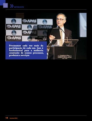 18 Acontece APAS • janeiro/fevereiro 2015
ENTREVISTA
defasados e taxas de juros que seguem bastante elevadas. Isso
afeta diretamente nosso setor, resultando em um significativo
aumento de preços da indústria e de nossos fornecedores. A
APAS vai colaborar para que esses desafios sejam superados
por meio da melhoria contínua da nossa produtividade em
benefício do país. Afinal, nosso setor é responsável por 85% do
abastecimento das famílias brasileiras, e isso traz uma grande
responsabilidade para todos nós, supermercadistas.
RA: O que você espera dos diretores regionais?
PC: No início de meu mandato, realizei uma reunião, com
toda a Diretoria Executiva, para ouvir de cada um seus planos
e suas prioridades. Com isso, garantimos a continuidade do
excelente trabalho que vem sendo realizado e podemos dar
espaço para novas ideias que agreguem para a APAS. Quero
que cada diretor regional tenha mais autonomia e incentive a
participação ativa de seus associados nos assuntos levantados
pela APAS, que participem e opinem. Não podemos perder de
vista a importância da união e do envolvimento de todos em
prol do desenvolvimento do setor.
RA: O que a APAS pode intensificar para dar apoio aos peque-
nos e médios supermercados?
PC:OtemadenossaFeiraAPASde2015seráProdutividade,que
éumfatorfundamentalparaaperenidadedequalquernegócio.
Pormeiodenossosprodutoseserviços,queremosajudaresses
supermercadistas a aumentar sua produtividade, fazer mais
com menos, melhorar processos, para que possam buscar o
crescimentodeseunegócio.Todograndedehojejáfoipequeno
um dia.Também precisamos disseminar o conhecimento para
esses supermercados e demonstrar que investimentos em trei-
namentovalemapena,mesmosabendoquesãodelongoprazo.
RA: Você pode deixar uma mensagem para os associados?
PC: Precisamos cada vez mais da participação de cada um.
Isso é fundamental para a melhoria constante de nossos pro-
cessos, produtos e serviços, e, consequentemente, para o
fortalecimento da APAS, resultando na representatividade
que merecemos. Afinal, hoje empregamos mais de 500 mil
pessoas no estado de São Paulo – é como se toda a população
das cidades de Santos e de Assis trabalhassem para nosso setor.
Estamos abertos a sugestões, críticas e opiniões que nos aju-
dem a construir uma associação cada vez mais forte. Isso traz
benefícios para o setor supermercadista e para a economia do
país. Somos um setor de extrema importância e precisamos
lutar diariamente pelo seu crescimento e desenvolvimento.
“
Precisamos cada vez mais da
participação de cada um. Isso é
fundamental para a melhoria
constante de nossos processos,
produtos e serviços
 