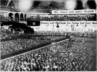 ▲ Εβραίοι που τους ανάγκασαν να
φορέσουν ταμπέλες με αντισημιτικά
συνθήματα. Γερμανοί ναζί ποζάρουν
δίπλα τους. 1935.
Απαγορεύονται οι γάμοι
ανάμεσα σε Εβραίους και σε
όσους έχουν γερμανικό [...]
αίμα. Απαγορεύονται οι
εξωσυζυγικές σχέσεις
ανάμεσα σε Εβραίους και σε
όσους έχουν γερμανικό [...]
αίμα. Οι Εβραίοι δεν μπορούν
να προσλαμβάνουν στα
σπίτια τους γυναίκες με
γερμανικό αίμα [...], που είναι
μικρότερες από 45 χρονών.
Νόμος για την προστασία του
γερμανικού αίματος και της
γερμανικής τιμής,
15 Σεπτεμβρίου 1935
 