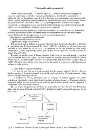 d) Ancheta psihosociologica 
Se poate realiza prin interviu structurat sau prin chestionar. În ambele cazuri, întrebarile pot fi 
închise sau deschise. Principalul avantaj al metodei provine din faptul ca se poate aplica multor 
subiecti fara eforturi considerabile. 
În cazul psihologiei sociale, doua metode sunt fundamentale (Ilut, 2000, 46-47): 
- Experimentul, care are ca avantaje rigurozitatea si controlul variabilelor, dar si dezavantajul 
„artificialitatii” (al posibilei distante între viata reala si ceea ce constituie tratamentul 
experimental); 
- Cercetarile corelationale, care urmaresc sa descopere ce asociatii, corelatii, dependente exista 
între variabilele care (spre deosebire de experiment) nu au fost manipulate de cercetator. 
Culegerea de informatii poate fi facuta prin observatie, ancheta, interviuri, diferite statistici si 
documente. Avantajul major al studiilor corelationale este dat de reflectarea comportamentelor 
naturale (neprovocate) ale indivizilor. Dezavantajul pregnant se refera la faptul ca stabilirea unei 
corelatii nu indica sensul cauzal: daca doua variabile A si B sunt corelate, nu se stie daca A este 
cauza lui B sau invers; ba mai mult, este posibil ca A si B sa coreleze puternic datorita actiunii 
uneia sau mai multor variabile. 
Referindu-se la utilizarea diferitelor metode de cercetare în psihologia sociala, Petru Ilut 
(2000, 46-47) identifica o serie de probleme metodologice: 
a. Psihologia sociala, la fel ca si alte stiinte socio-umane, utilizeaza un set comun de metode, 
nedispunând de metode specifice. Deoarece nu exista metode specifice, studiile psihosociologice 
pot fi usor percepute ca ar apartine altor domenii, mai ales de catre persoane care nu cunosc 
specificul acestei stiinte. 
b. Este necesara efectuarea unei metaanalize a studiilor efectuate pe o tema sau alta, deoarece este 
relativ frecventa situatia când rezultatele diferitelor studii sunt diferite: 
c. Studiile de psihologie sociala ridica numeroase probleme de natura etica, mai ales în cazul celor 
în care se foloseste înselarea (pacalirea) unei parti a participantilor (en.: „deception”), în vreme ce 
altii sunt complici ai exprimentatorului: 
Inducerea în eroare a participantilor este o sursa puternica de nemultumire din partea 
participantilor, care sunt pusi uneori sa îndeplineasca sarcini care le provoaca neplaceri si stres sau 
pot dezvolta reprezentari si atitudini negative fata de studiile de psihologie sociala, care se pot 
difuza în rândul opiniei publice. 
De aceea, se prefera o limitare drastica a utilizarii înselarii participantilor, doar în cazurile în 
care este absolut necesar. În cazul în care utilizarea înselarii participantilor nu poate fi evitata, 
trebuie respectate urmatoarele directii de actiune: 
- se iau toate masurile posibile pentru protejarea sigurantei fizice si psihice si pentru respectarea 
drepturilor participantului; 
- se utilizeaza o serie de tehnici concrete de ameliorare sau eliminare a efectelor inducerii în eroare: 
i) Consensul informativ, care presupune o informare prealabila a participantilor (înainte de 
începerea experientului) asupra duratei acestuia, asupra conditiilor de desfasurare, cine participa 
si precizarea faptului ca au libertatea totala de a participa sau nu si de a se retrage oricând în 
timpul experimentului; 
ii) Informarea post-experiment („debriefing”), în cadrul careia participantilor li se dau toate 
informatiile, se explica de ce a fost nevoie de tactica înselarii. Participantii sunt rugati sa puna 
întrebari si sa îsi exprime opiniile în legatura cu modul de desfasurare si utilitatea 
experimentului desfasurat. 
 