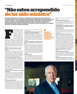 6 E+Fim-de-Semana Sexta-feira, 25 de Setembro 2015
“
Cordial, professoral e, até, afectuoso. Desengane-se quem pensa que um ministro das
Finanças se parece com os números: frios e cinzentos. A rigidez do cargo não condiz com os
laços do coração – e, esses, estão bem atados à família e aos amigos. É apaixonado pela
mulher e, ainda hoje, os olhos brilham quando recorda o dia em que a conheceu. O
aparentemente sisudo Teixeira dos Santos conta piadas, organiza jantaradas com amigos e
até arrisca uns passos nas danças africanas.
liberdade de me envolver noutro tipo de activi-
dades.
Os seus pais condicionavam-no?
Havia um ambiente de grande sacrifício e es-
forço dos meus pais e receavam que o meu en-
volvimento pudesse comprometer o meu su-
cessonosestudos.
Também foi na Universidade que conheceu
a sua mulher. Foi amor à primeira vista?
Possodizerquesim.
Como é que ela era?
Com um rosto muito jovial, sorridente, muito
amistosa. Cativou-me bastante essa forma de
contacto. São momentos que ficam e não dão
paraesquecer.
É melhor ser ministro ou ex-ministro?
Apesar de tudo, a segunda é melhor, mas não se
pode ser ex sem ter sido ministro. Neste caso,
readquiri qualidade de vida que não tive nos
anos passados no Governo. O stress, a exposi-
ção e pressão mediática deixam de existir. Mas
atenção: não estou arrependido de ter sido mi-
nistro. O facto de ter podido servir o meu país
durante seis anos é gratificante. É muito enri-
quecedor do ponto de vista da aprendizagem,
pois é uma experiência única, na qual se vive,
de modo intenso, problemas sérios e as nossas
decisões afectam milhões de portugueses. É
umpesomuitograndequetemosdecarregar.
Como é que se lida com essa pressão?
Lida-se.
Ouvi dizer que nunca se zanga…
Muito raramente. De uma forma geral, as pes-
soas que trabalharam comigo terão dificuldade
em dizer que me viram zangado com frequên-
cia. Em seis anos, isso talvez sucedesse uma ou
duasvezes.
Mesmo nos momentos de maior tensão?
Tive sempre a preocupação de, nos momentos
muitodifíceis,manterumsorriso,comentarcom
F
oi “o benjamim” de uma
família grande. Talvez
por isso, aprendeu a
conviver com pessoas e
opiniões diferentes.
Herdou dos pais e do
avô “o sentido de traba-
lho e sacrifício” e reper-
cutiu, na família que
formou, “o aconchego”. Foi para onde voltou
depois de seis anos difíceis enquanto ministro
das Finanças de José Sócrates. Já tinha um es-
pírito jovem e conservou-o, apesar do stress e
da pressão. Faz “contas à moda do Porto”, mas
garante que não tem quaisquer contas a ajustar
com o passado. Está bem onde está: sem “ta-
chos”.
Quando era criança sonhava ser o quê?
Aprimeiracoisaquequisserfoiadvogado.
Porquê?
Muito influenciado pelas séries de televisão,
em particular, o Perry Mason. Gostava do per-
sonagem, que tentava ajudar as pessoas, resol-
ver os seus problemas e também do confronto
emtribunal,deconseguircontra-argumentare
arranjarumasoluçãoquaseinextremis.
Como foi parar a um curso de Economia?
Por uma razão muito simples: não havia curso
de Direito no Porto e teria de ir para Lisboa ou
Coimbra. Isso levantava problemas económi-
cos: seria difícil à minha família suportar os en-
cargos da minha deslocação. Por isso, tive de
encontrar um curso que satisfizesse as minhas
aspirações no Porto. Era algo de relativamente
novo e tinha uma componente de Direito,
como ainda tem. Acabei por considerar que se-
riaum‘secondbest’aceitávelparaquemqueria
continuarosestudos.
Mas até aí não teve apetência especial por
Economia?
Não,aMatemáticanuncafuiumalunobrilhan-
te. Era razoável. Se me sentisse mais confiante
nessa área, como aconteceu mais tarde, talvez
optasse por um curso nas Engenharias. Apren-
di a gostar de Matemática no 6º e 7º anos do li-
ceu e, na Faculdade, senti-me bem mais à von-
tade.
Tem saudades da infância?
Sim, no sentido em que era um tempo de maior
aconchego familiar, de inocência. Mas, ao mes-
mo tempo, não tenho qualquer pulsão para vol-
tar a esses tempos. Tenho saudades dos meus
pais que já partiram, do meu avô que partiu na
altura em que entrei na Universidade. São pes-
soas que me marcaram, mas a vida é mesmo as-
sim. Cumpre-nos marcar as novas gerações e
fazer com que, dentro de alguns anos, sintam
saudadesnossas.
E o que lhe transmitiram os seus pais que
incorporou na sua personalidade?
O sentido de que é preciso muito trabalho e sa-
crifício para se conseguir as coisas. A minha fa-
mília não era desafogada, teve dificuldades em
educartrêsfilhos.Esseexemplodequaseabne-
gação pelos filhos, sacrifício, para que nada fal-
tasse, é a grande marca que os meus pais me
deixaram.
Entrou na Faculdade em 1968, saiu em
1973, quase apanhou o período da Revolu-
ção…
QuandoentreinaUniversidade,oambientees-
tudantileramuitomarcadopeloMaiode68em
França. E aí despertei para um conjunto de
problemas - essa consciência de que temos de
ser uma parte mais activa na transformação do
Mundo e da sociedade; que a vida não se limita
atirarumcursoeterumaprofissão,vivendona
nossa zona de conforto quase numa perspecti-
vaegoísta.
Era interventivo?
Não tive militância ou participação em movi-
mentos estudantis, mas comecei a interessar-
-mepeloquesepassavaàminhavolta,ateropi-
niões próprias e uma visão crítica. Continuava
a viver com os meus pais e isso condicionava a
Readquiri
qualidadede
vidaquenão
tivedurante
osanospassados
noGoverno
“Nãoestouarrependido
detersidoministro”
 